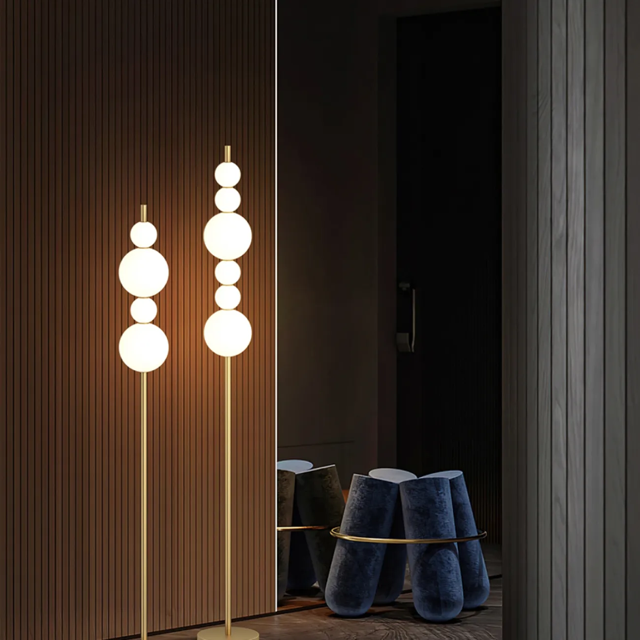 Серия напольных светильников с белыми шарообразными плафонами на вертикальной стойке из настоящей латуни KLABBE H160