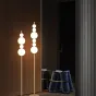 Серия напольных светильников с белыми шарообразными плафонами на вертикальной стойке из настоящей латуни KLABBE H160