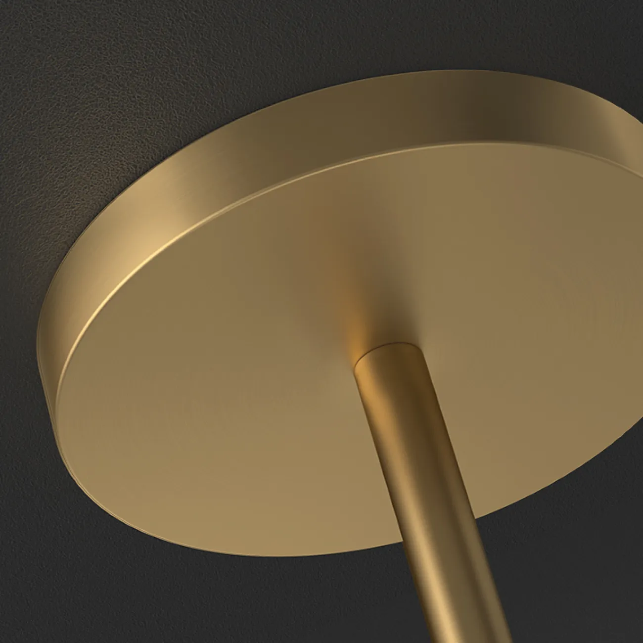 Серия напольных светильников с белыми шарообразными плафонами на вертикальной стойке из настоящей латуни KLABBE H160