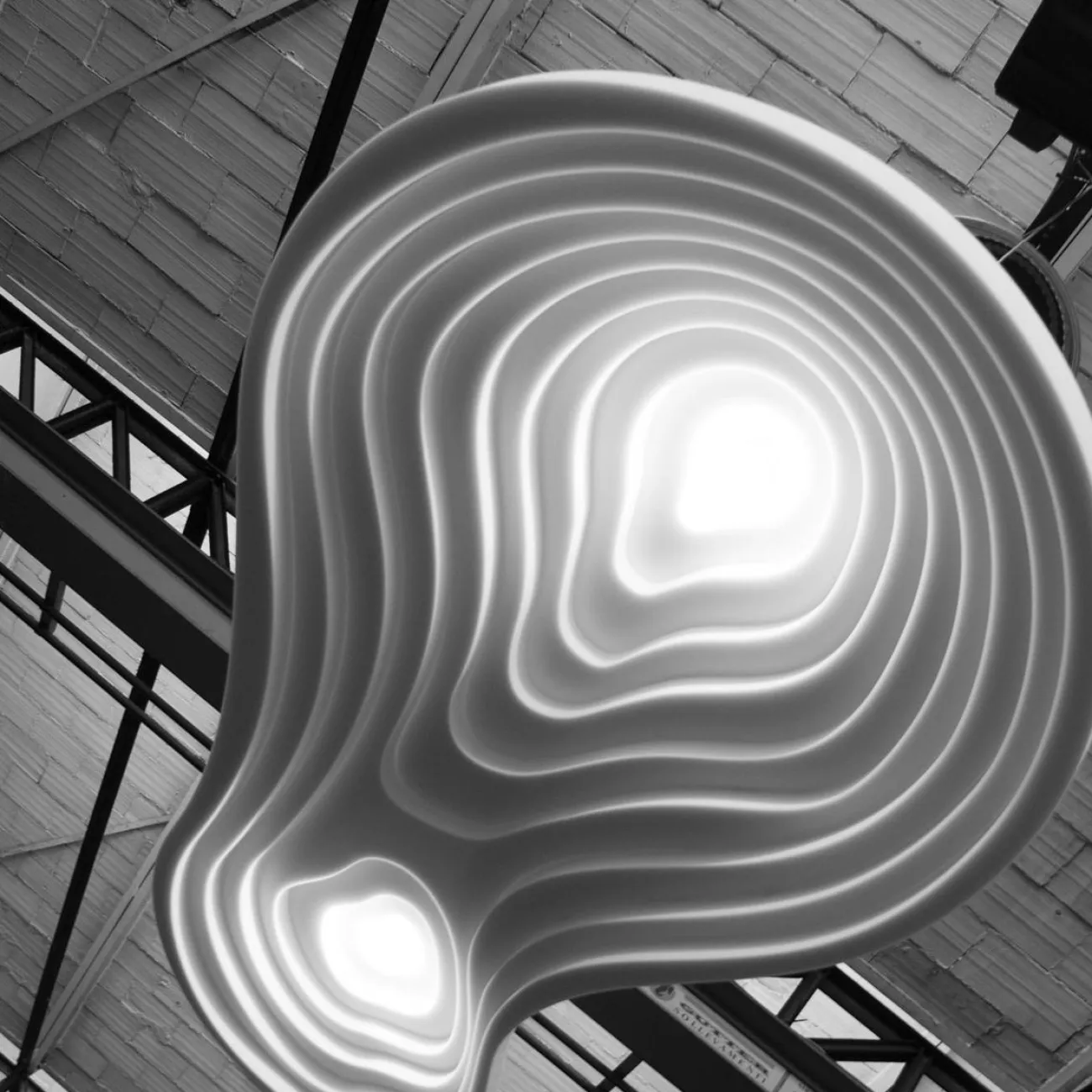 Готовая комбинация подвесных светильников в виде композиции двух слитых абажуров округлой формы с пирамидальным рельефом BAROLINE DUO L180