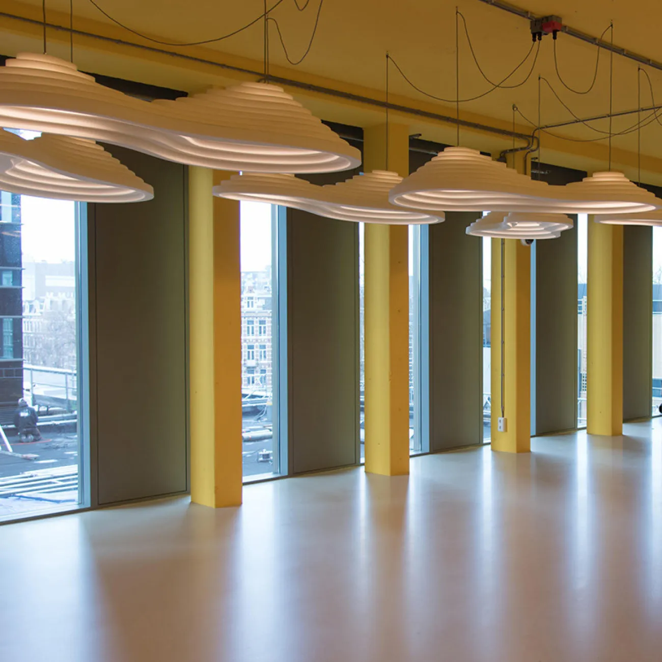 Готовая комбинация подвесных светильников в виде композиции двух слитых абажуров округлой формы с пирамидальным рельефом BAROLINE DUO L180