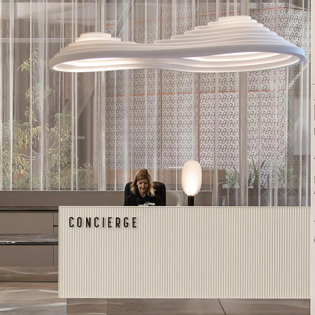 Готовая комбинация подвесных светильников в виде композиции двух слитых абажуров округлой формы с пирамидальным рельефом BAROLINE DUO L180