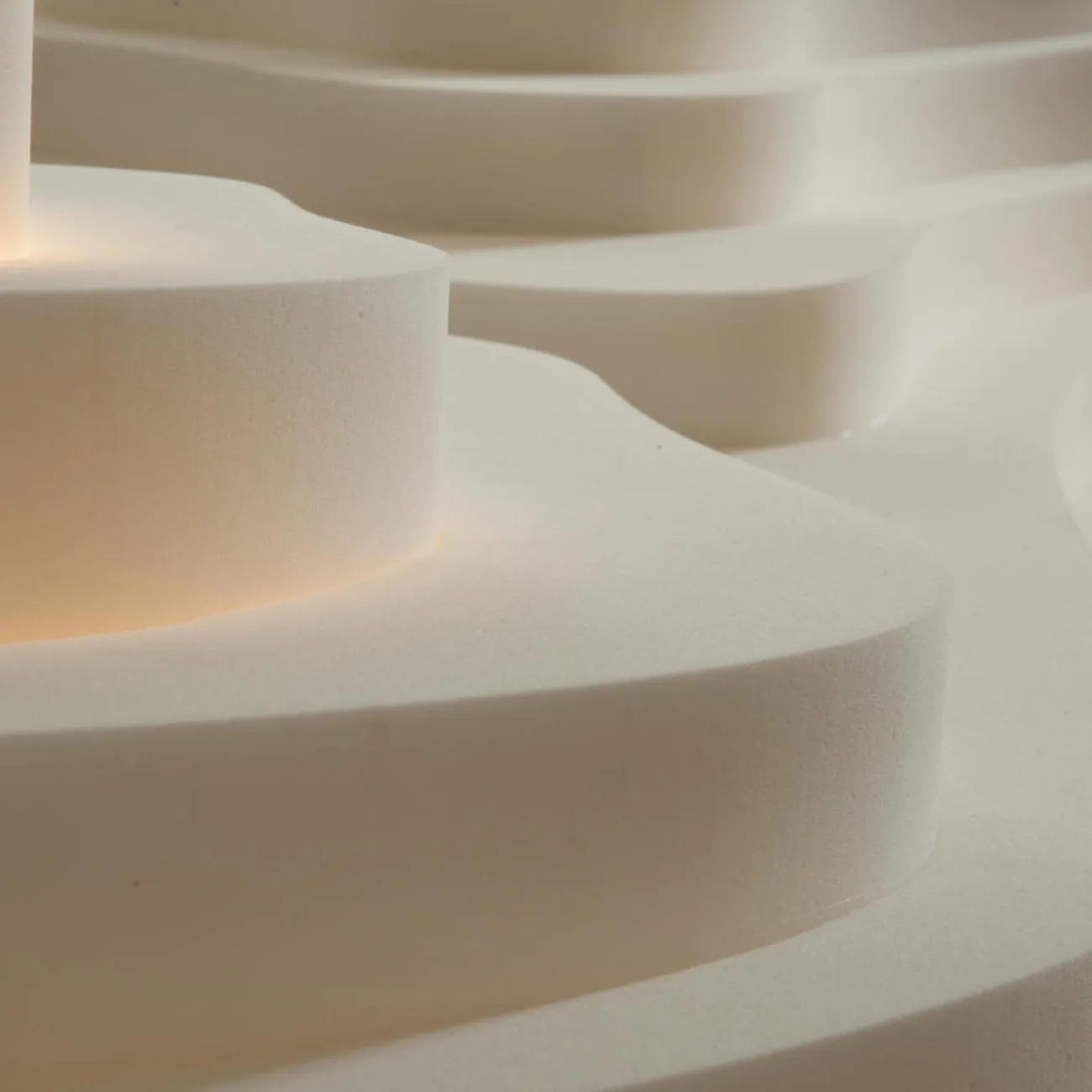 Готовая комбинация подвесных светильников в виде композиции двух слитых абажуров округлой формы с пирамидальным рельефом BAROLINE DUO L180