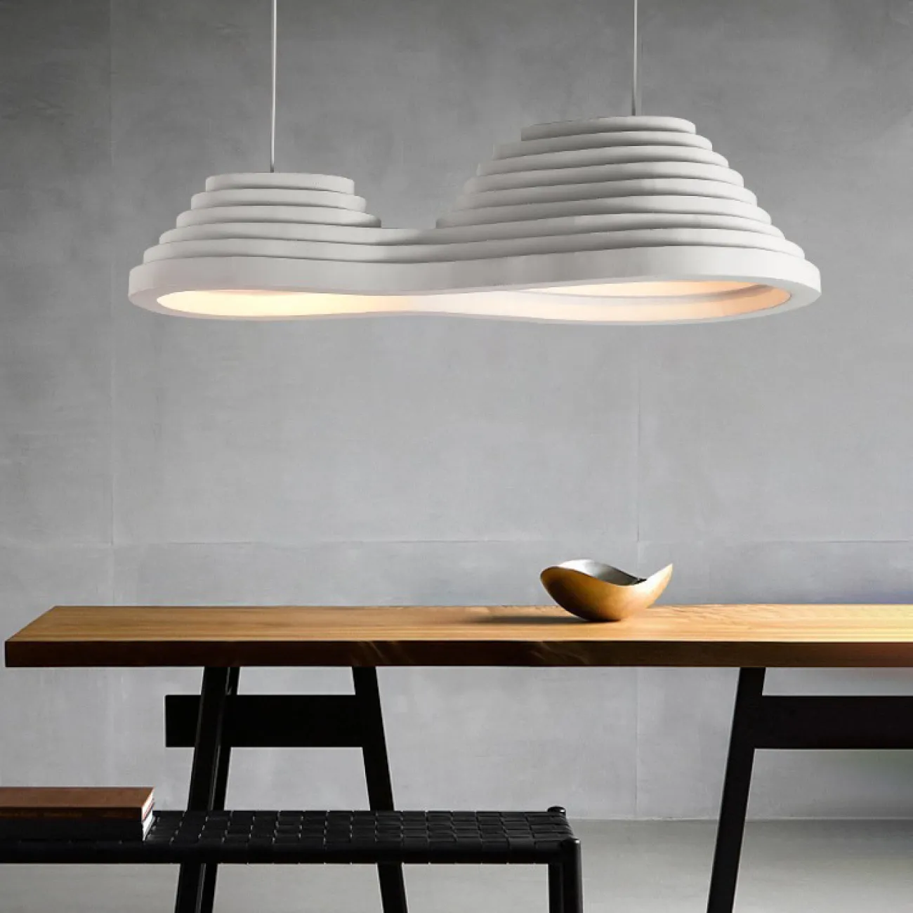 Готовая комбинация подвесных светильников в виде композиции двух слитых абажуров округлой формы с пирамидальным рельефом BAROLINE DUO L180