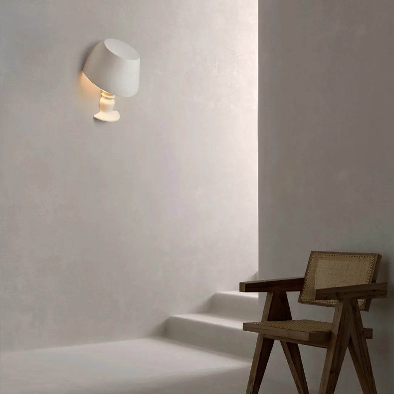 Креативный настенный светильник из белого гипса в виде настольной лампы с абажуром BEATUS B 10W Трехцветный свет