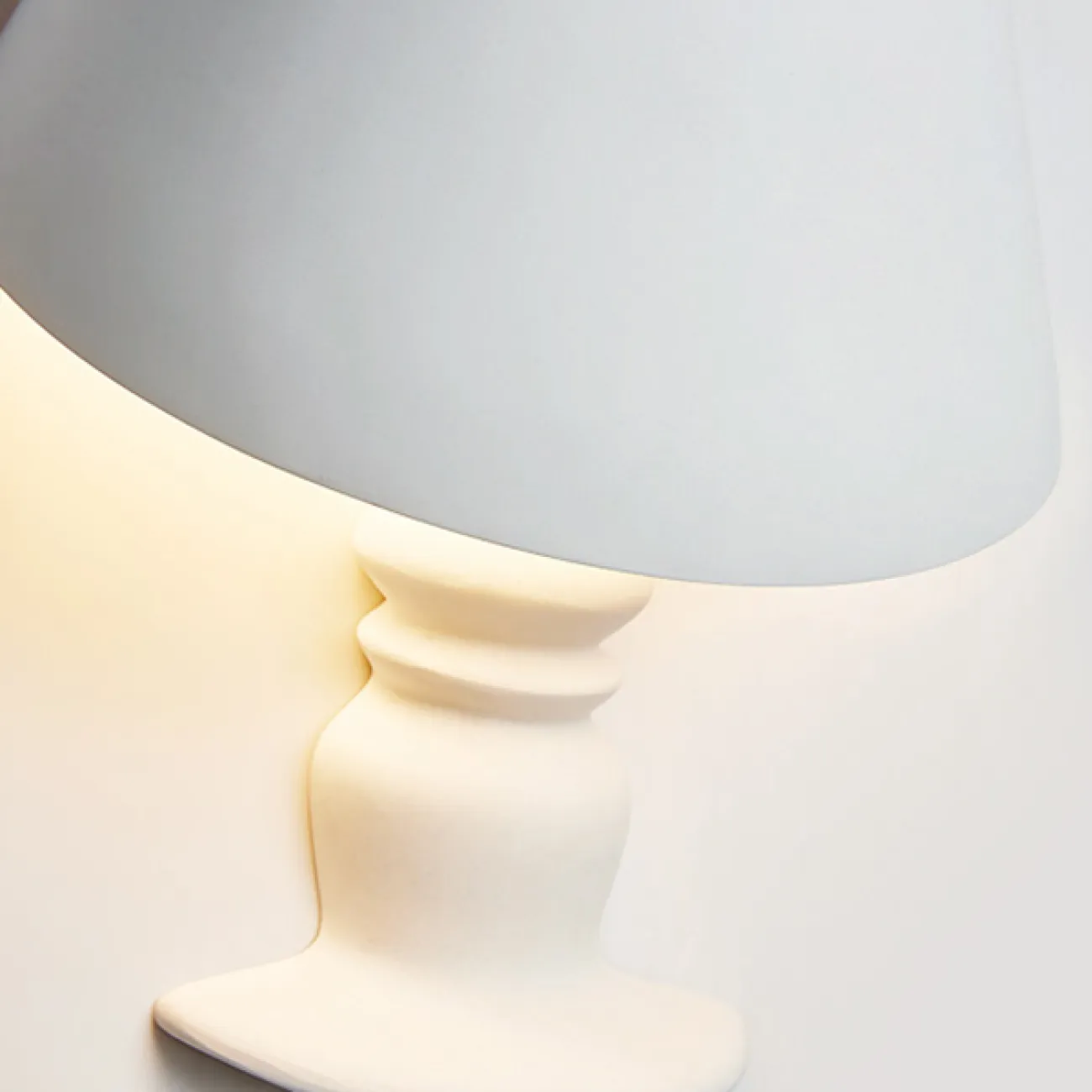 Креативный настенный светильник из белого гипса в виде настольной лампы с абажуром BEATUS B 10W Трехцветный свет
