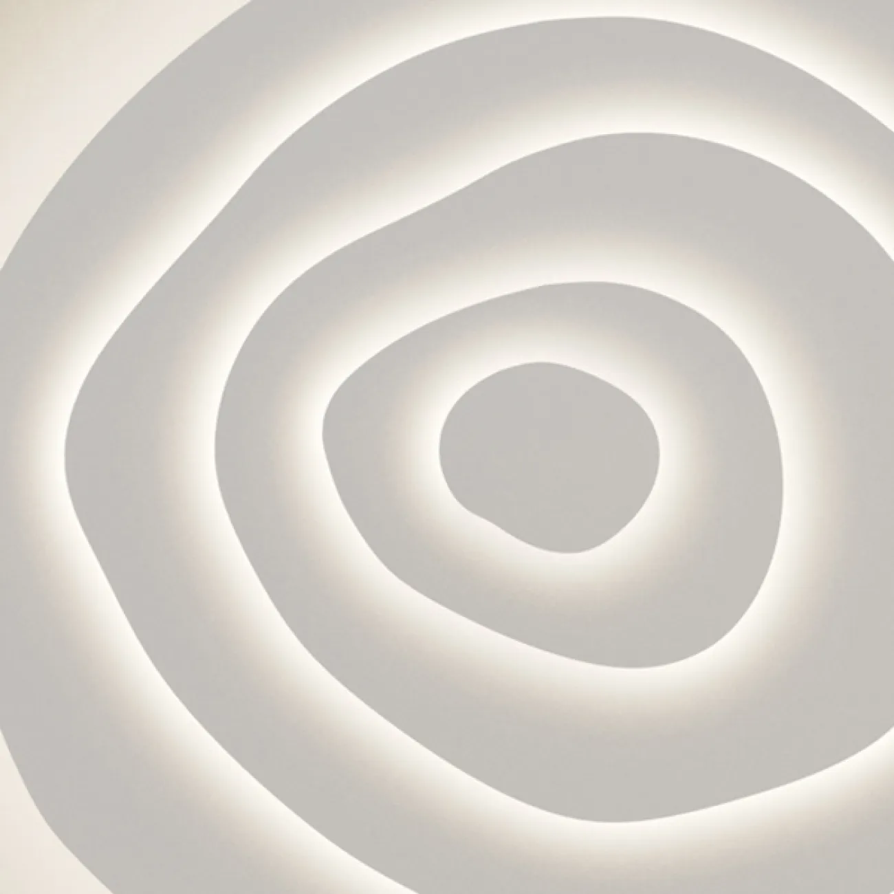 Потолочные светильники из серии GWYN с белыми ассиметричными рассеивателями в форме пирамид GWYN L100 4000К Потолочные светильники из серии GWYN с белыми ассиметричными рассеивателями в форме пирамид GWYN L100 4000К