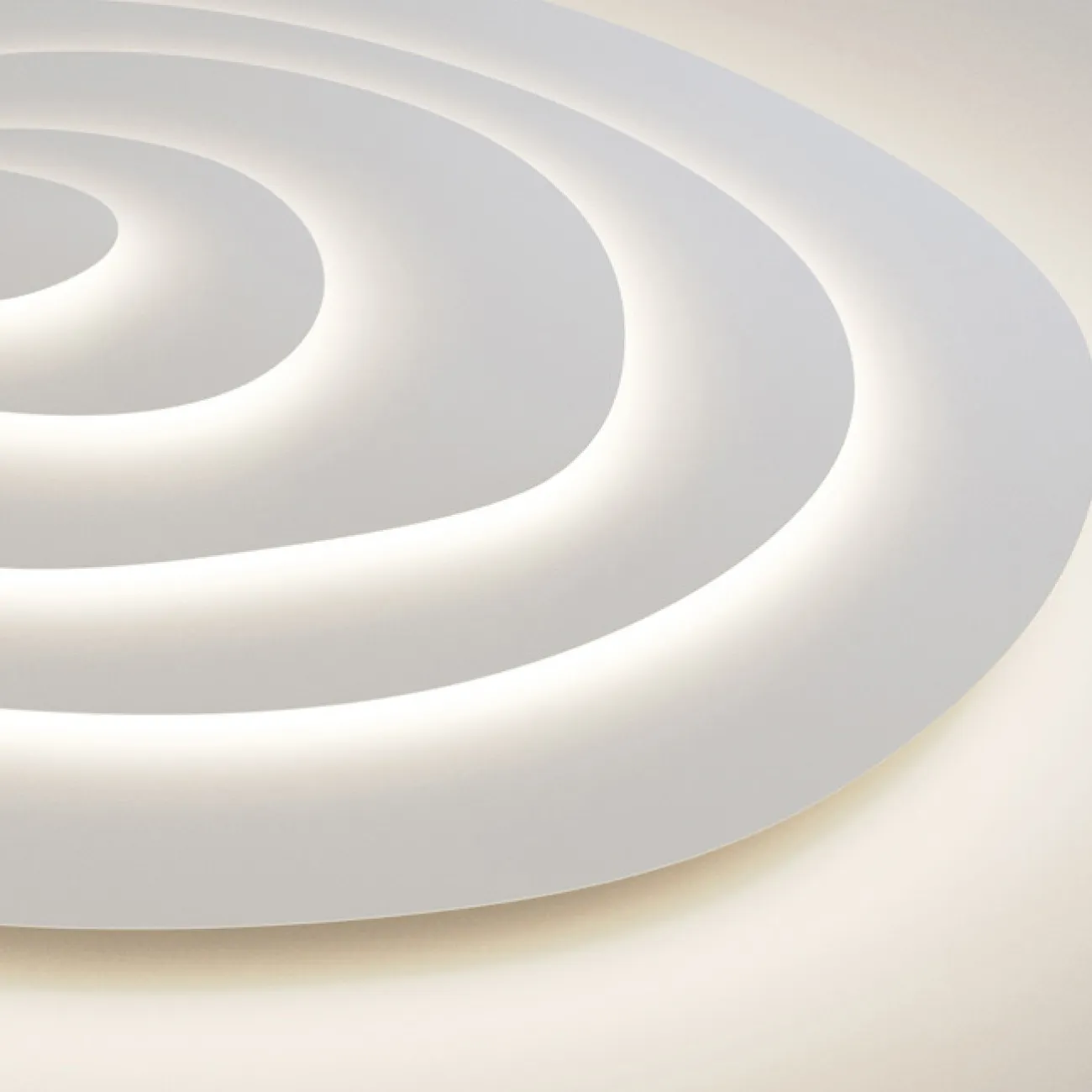 Потолочные светильники из серии GWYN с белыми ассиметричными рассеивателями в форме пирамид GWYN L100 4000К Потолочные светильники из серии GWYN с белыми ассиметричными рассеивателями в форме пирамид GWYN L100 4000К