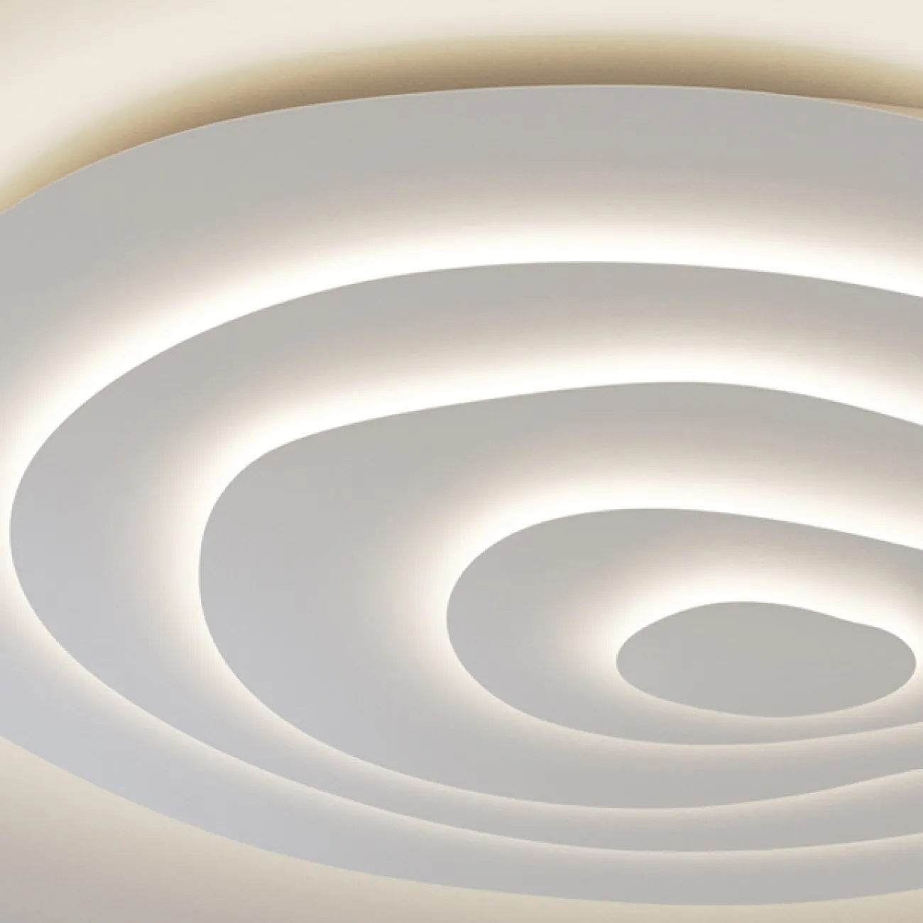 Потолочные светильники из серии GWYN с белыми ассиметричными рассеивателями в форме пирамид GWYN L100 4000К Потолочные светильники из серии GWYN с белыми ассиметричными рассеивателями в форме пирамид GWYN L100 4000К