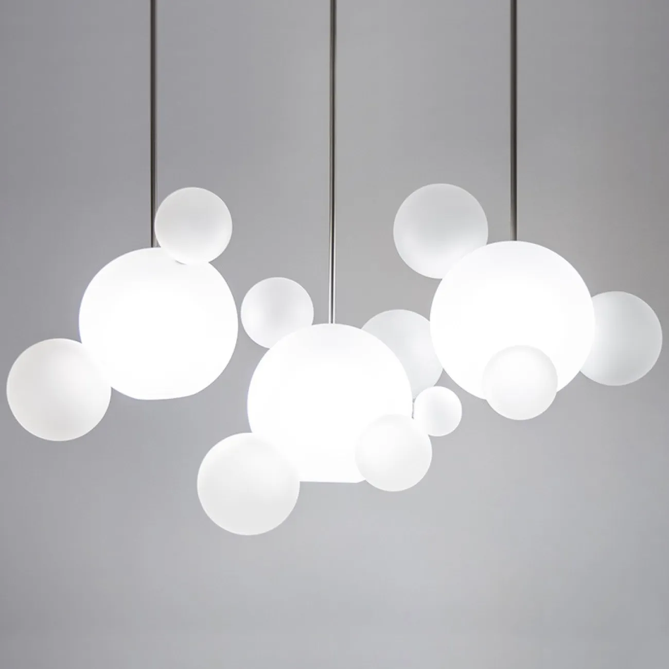 Светодиодный светильник с различными комбинациями из стеклянных плафонов с новым молочным оттенком BUBBLE B MILK