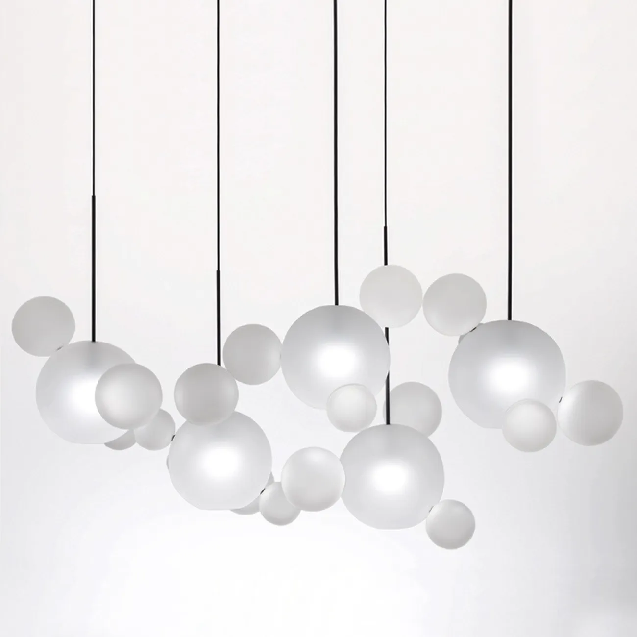 Светодиодный светильник с различными комбинациями из стеклянных плафонов с новым молочным оттенком BUBBLE B MILK