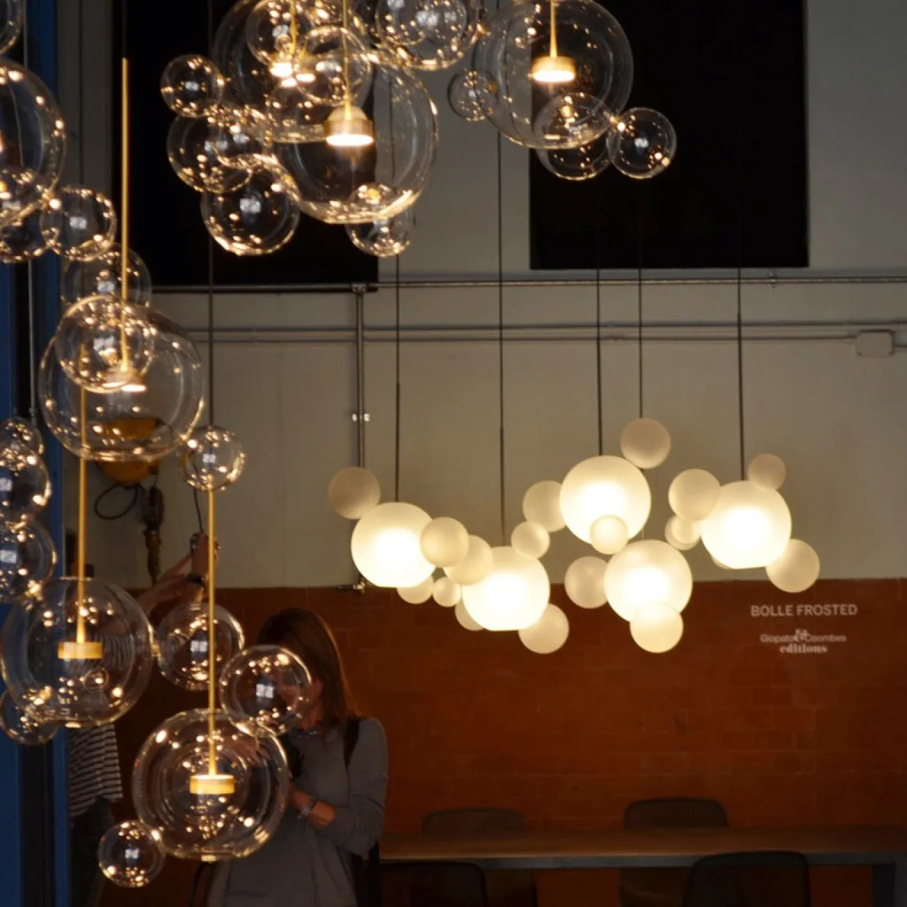 Светодиодный светильник с различными комбинациями из стеклянных плафонов с новым молочным оттенком BUBBLE B MILK