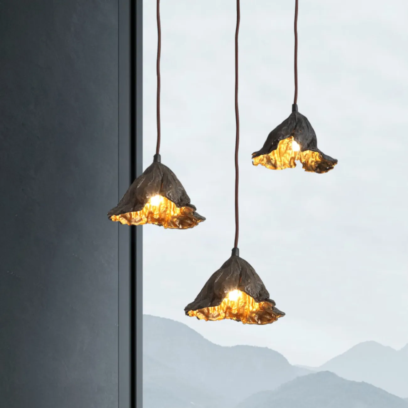 Готовая комбинация подвесных светильников с тремя плафонами в виде высушенных цветов с внутренней отделкой под золото LILIAN TRIO