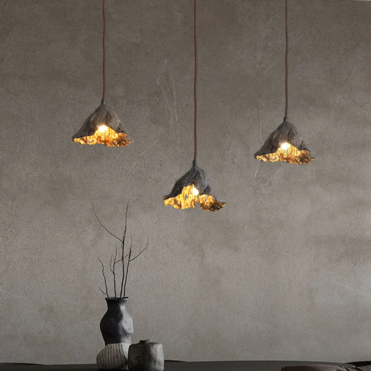 Готовая комбинация подвесных светильников с тремя плафонами в виде высушенных цветов с внутренней отделкой под золото LILIAN TRIO