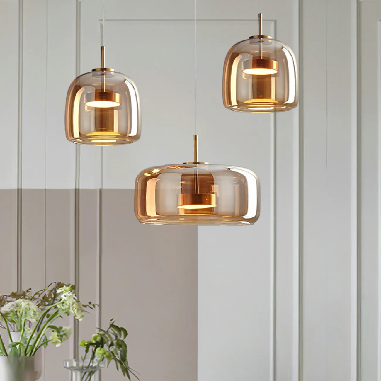 Готовая комбинация подвесных светодиодных светильников c абажурами из дымчатого и янтарного стекла NALLE TRIO L80 Amber