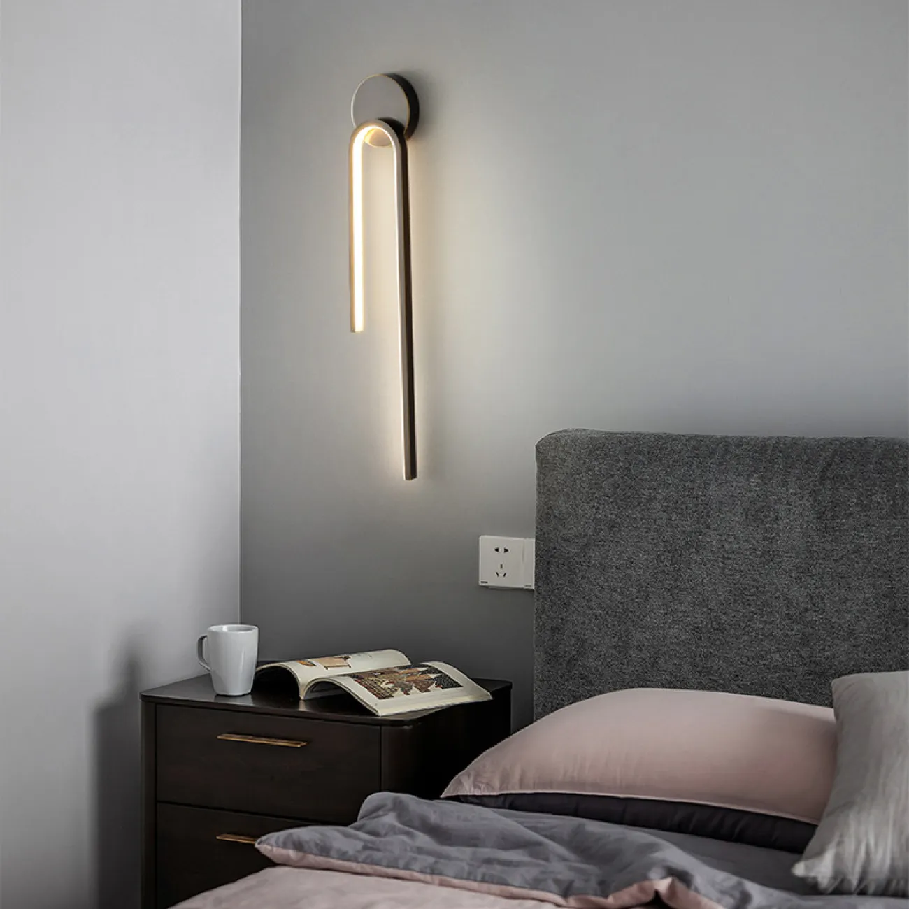 Серия настенных светодиодных светильников с дугообразным корпусом, подвешенным на круглом креплении WIKI WALL Brass