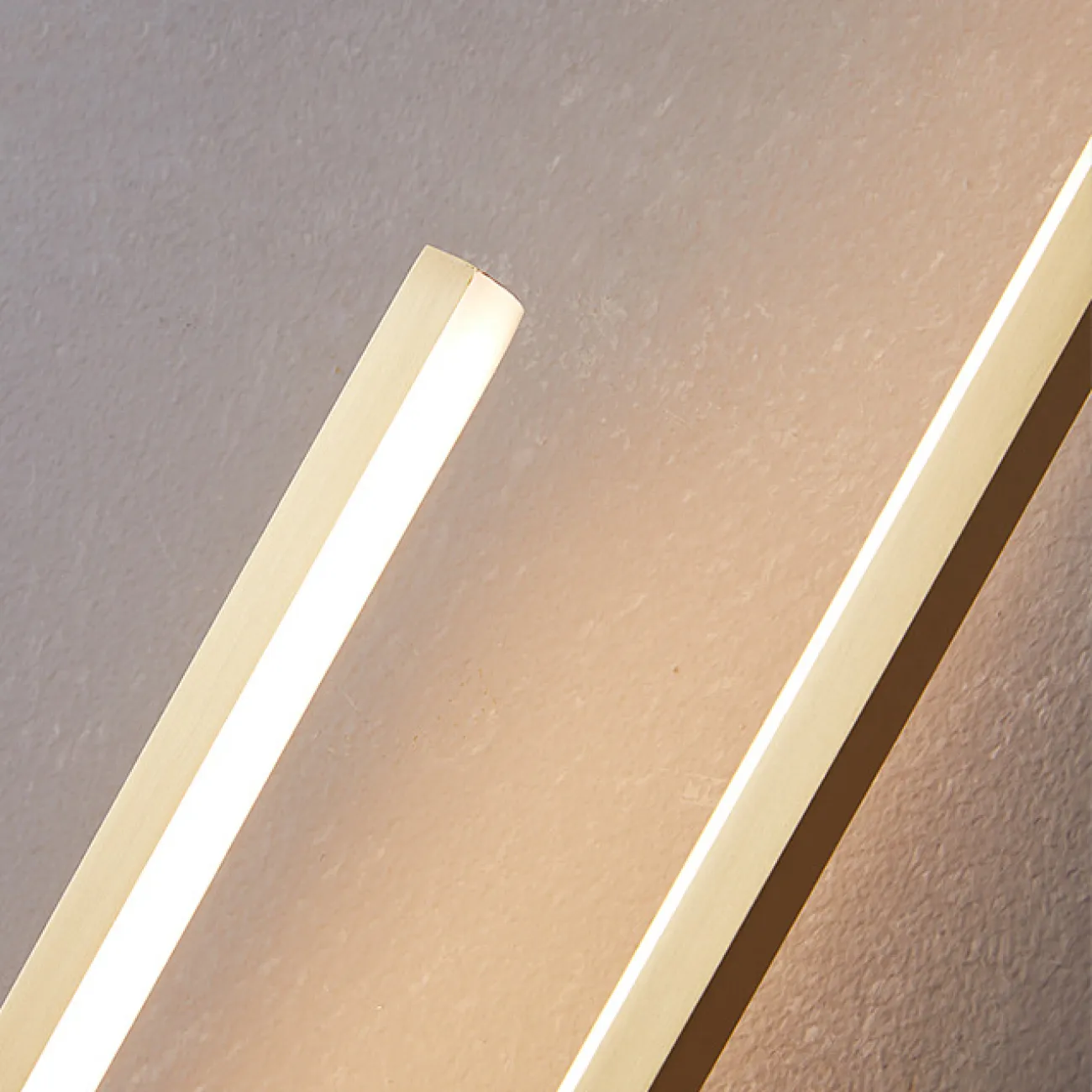 Серия настенных светодиодных светильников с дугообразным корпусом, подвешенным на круглом креплении WIKI WALL Brass