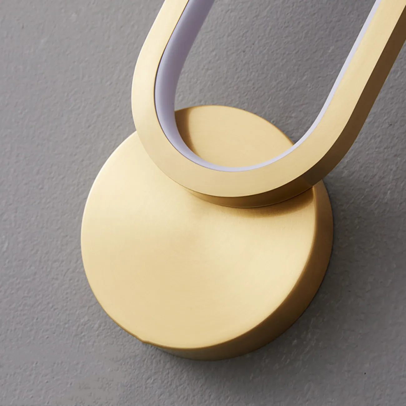 Серия настенных светодиодных светильников с дугообразным корпусом, подвешенным на круглом креплении WIKI WALL Brass