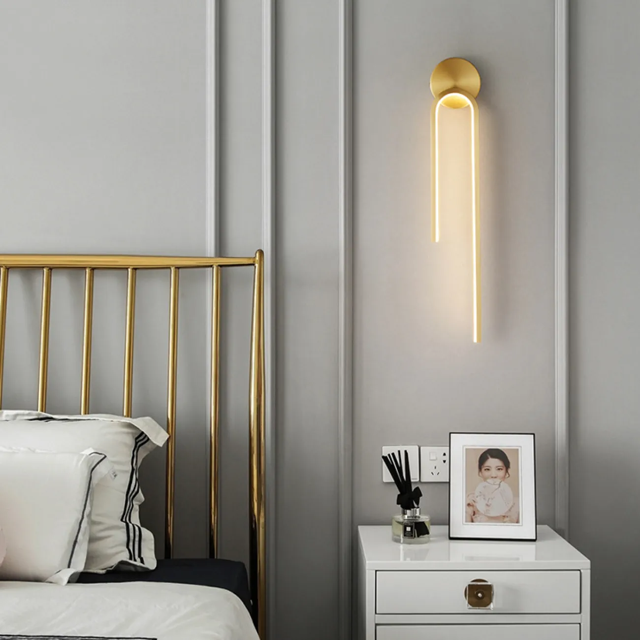 Серия настенных светодиодных светильников с дугообразным корпусом, подвешенным на круглом креплении WIKI WALL Brass