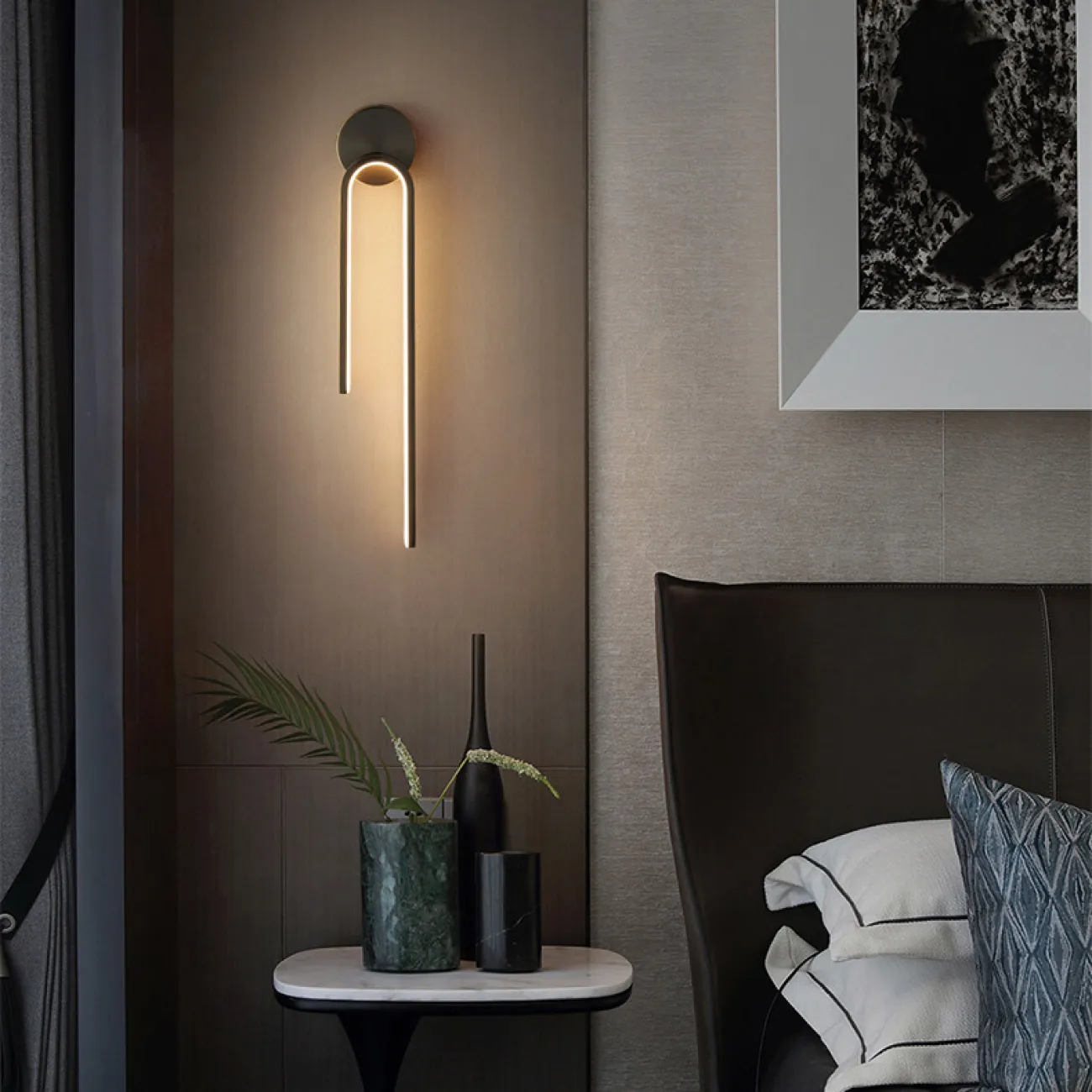 Серия настенных светодиодных светильников с дугообразным корпусом, подвешенным на круглом креплении WIKI WALL Brass