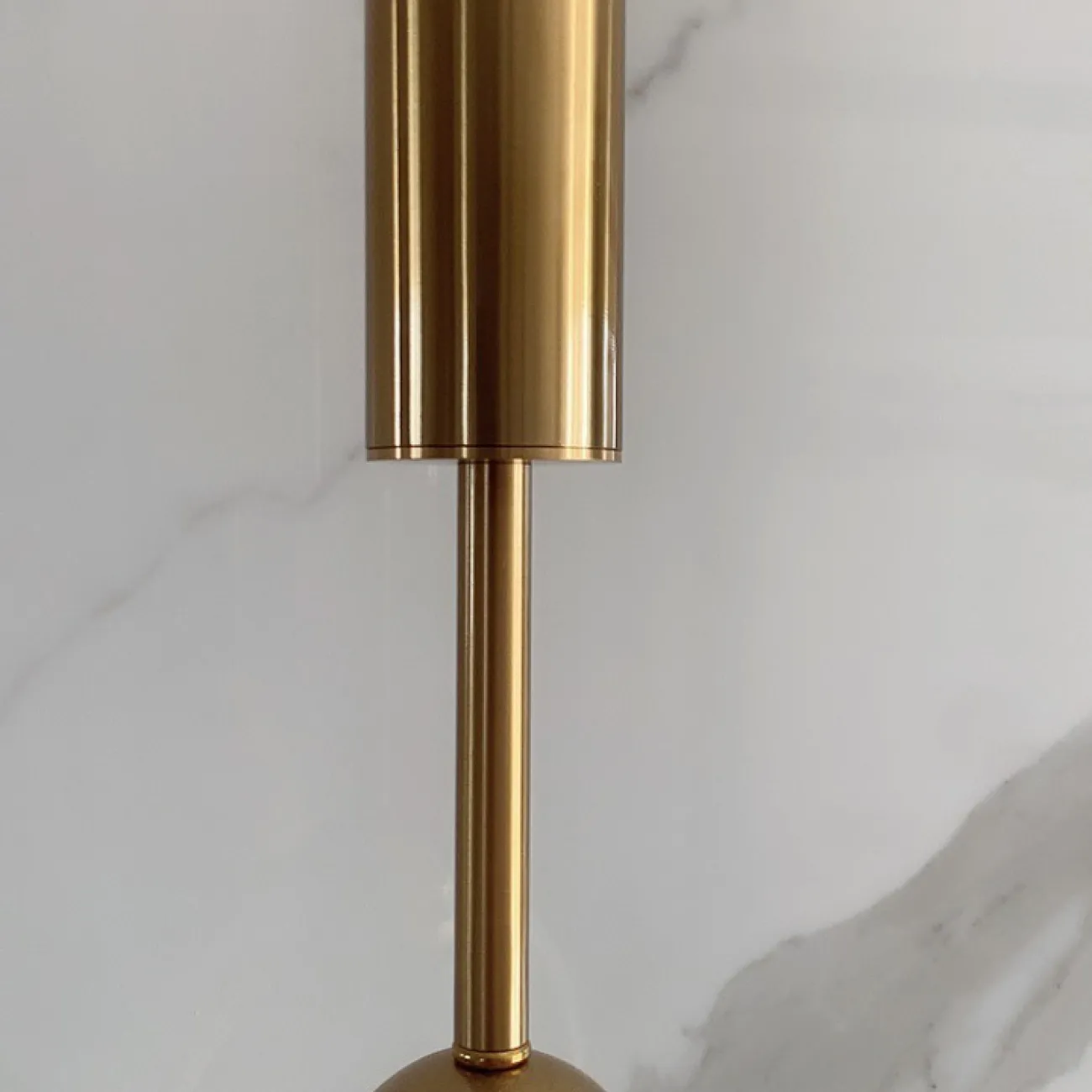 Готовая комбинация светодиодных светильников в виде светящихся колец в цилиндрических стержнях с шарами RING DUO B Brass Трехцветный свет