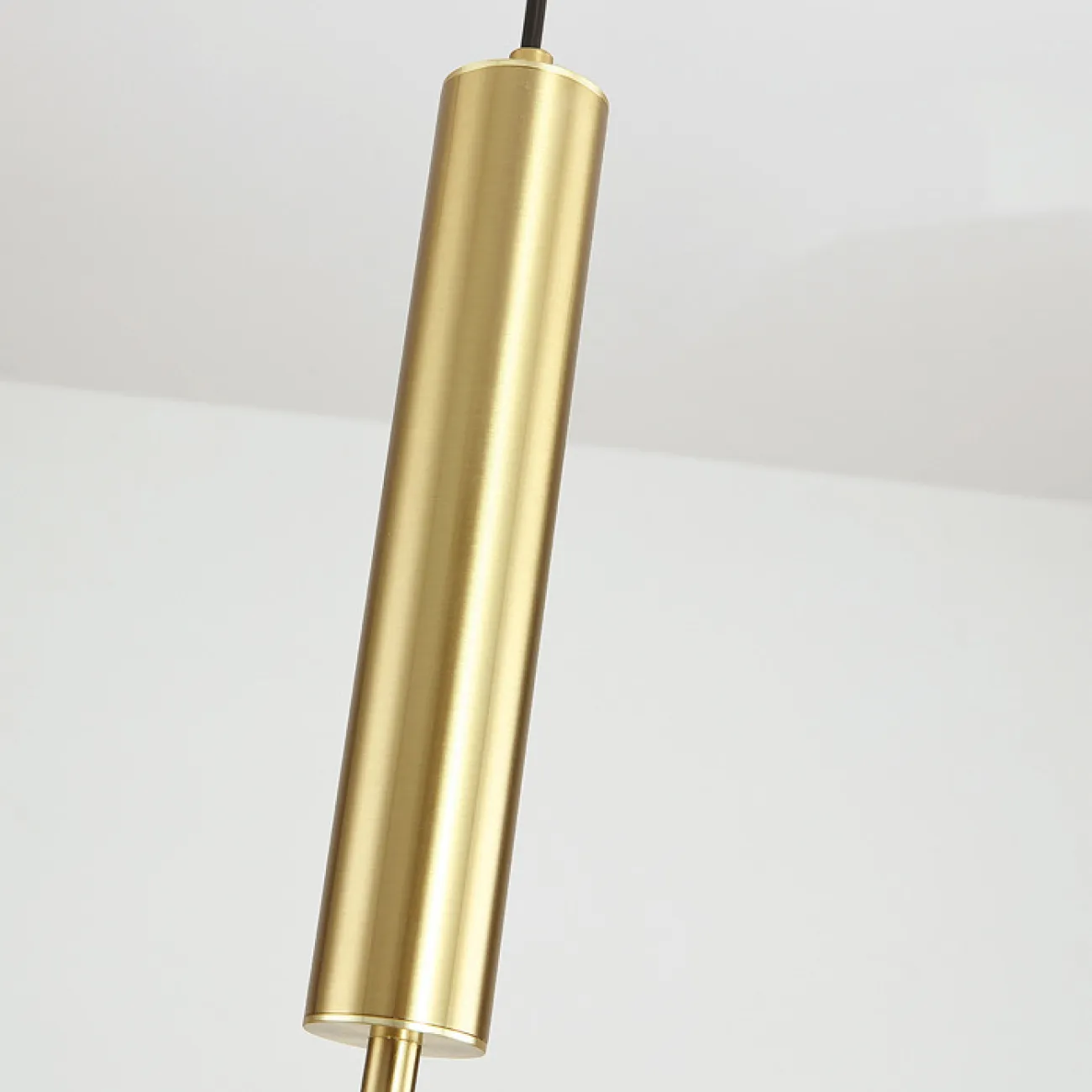 Готовая комбинация светодиодных светильников в виде светящихся колец в цилиндрических стержнях с шарами RING DUO B Brass Трехцветный свет