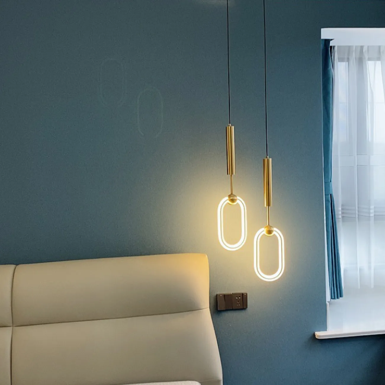 Готовая комбинация светодиодных светильников в виде светящихся колец в цилиндрических стержнях с шарами RING DUO B Brass Трехцветный свет