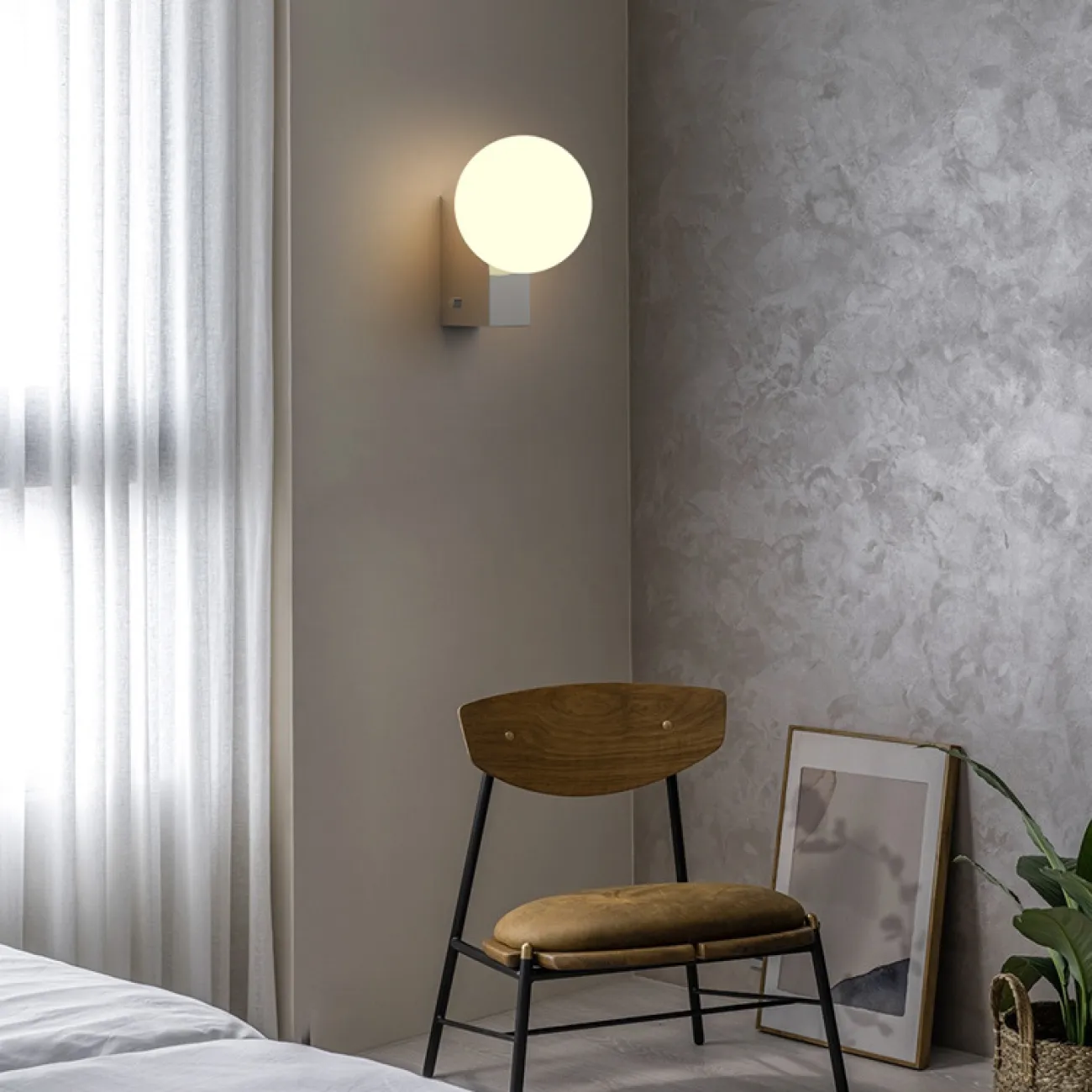 Серия настенных светильников со стеклянным шарообразным плафоном на прямоугольном креплении PACO Black