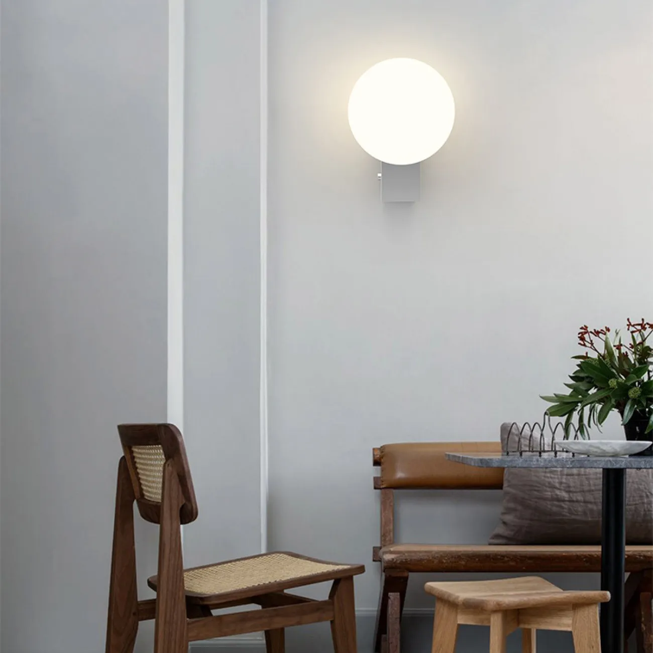 Серия настенных светильников со стеклянным шарообразным плафоном на прямоугольном креплении PACO Black