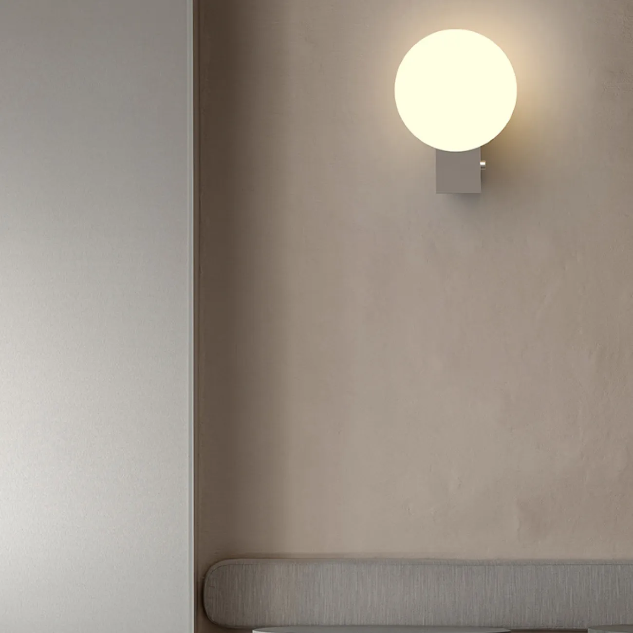 Серия настенных светильников со стеклянным шарообразным плафоном на прямоугольном креплении PACO Black