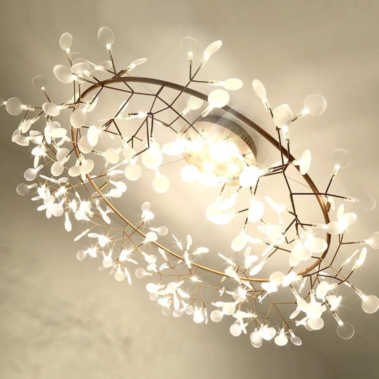 Светодиодная люстра на кольцевом каркасе LEAVES R