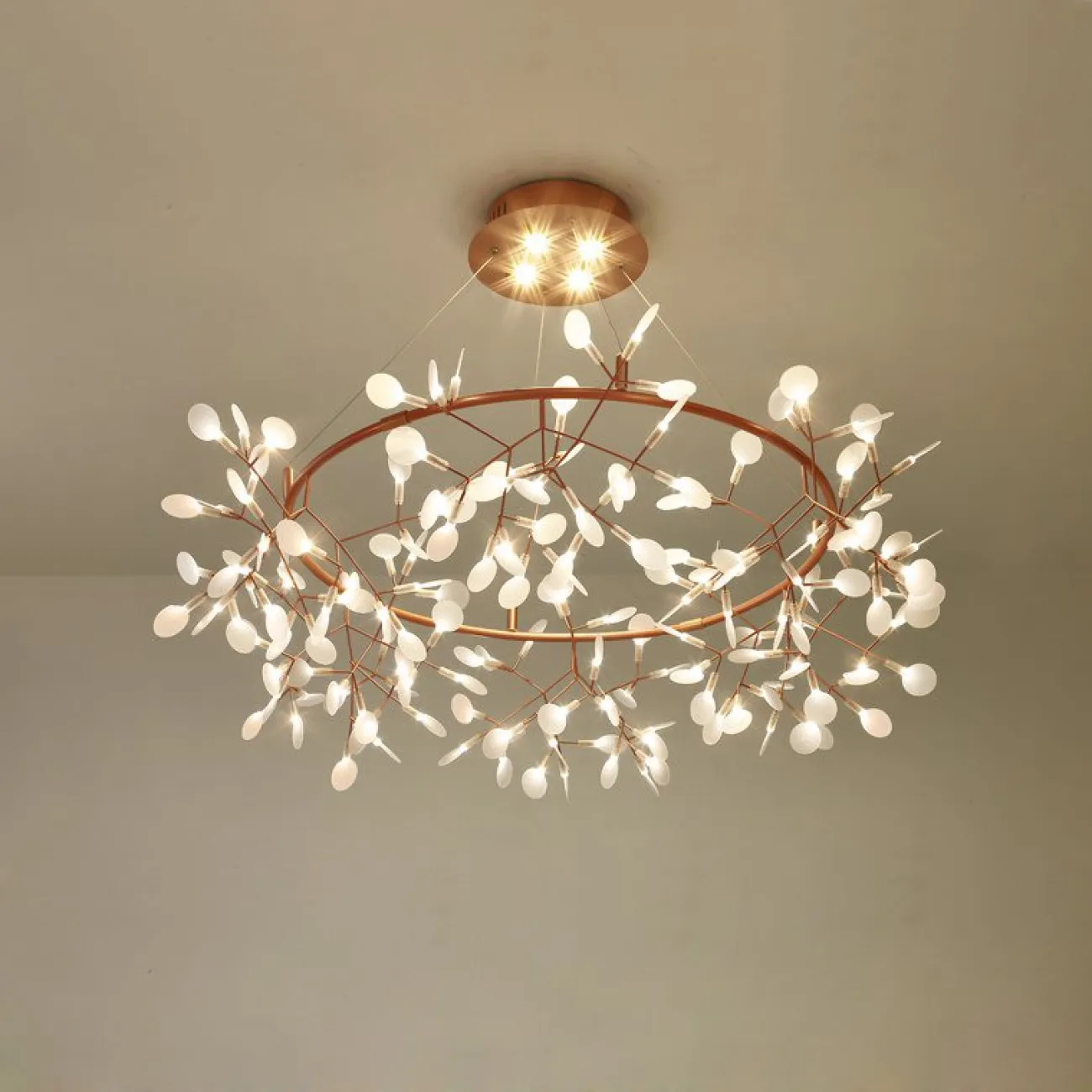 Светодиодная люстра на кольцевом каркасе LEAVES R