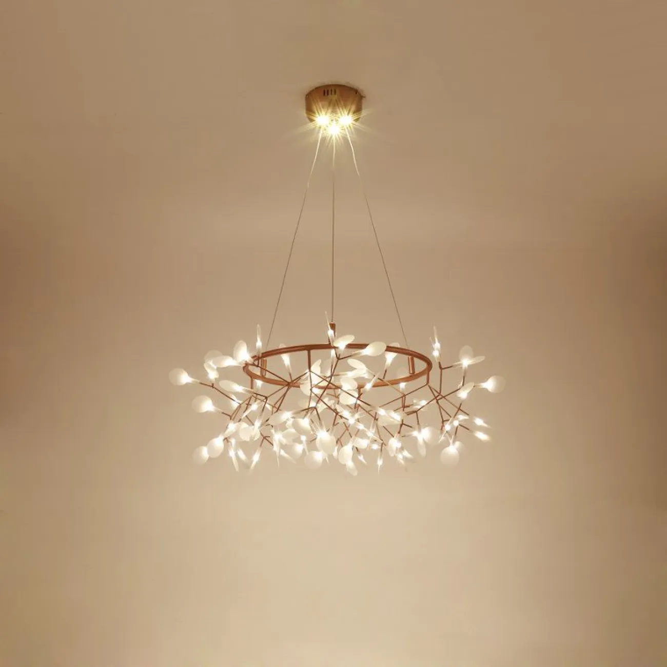 Светодиодная люстра на кольцевом каркасе LEAVES R