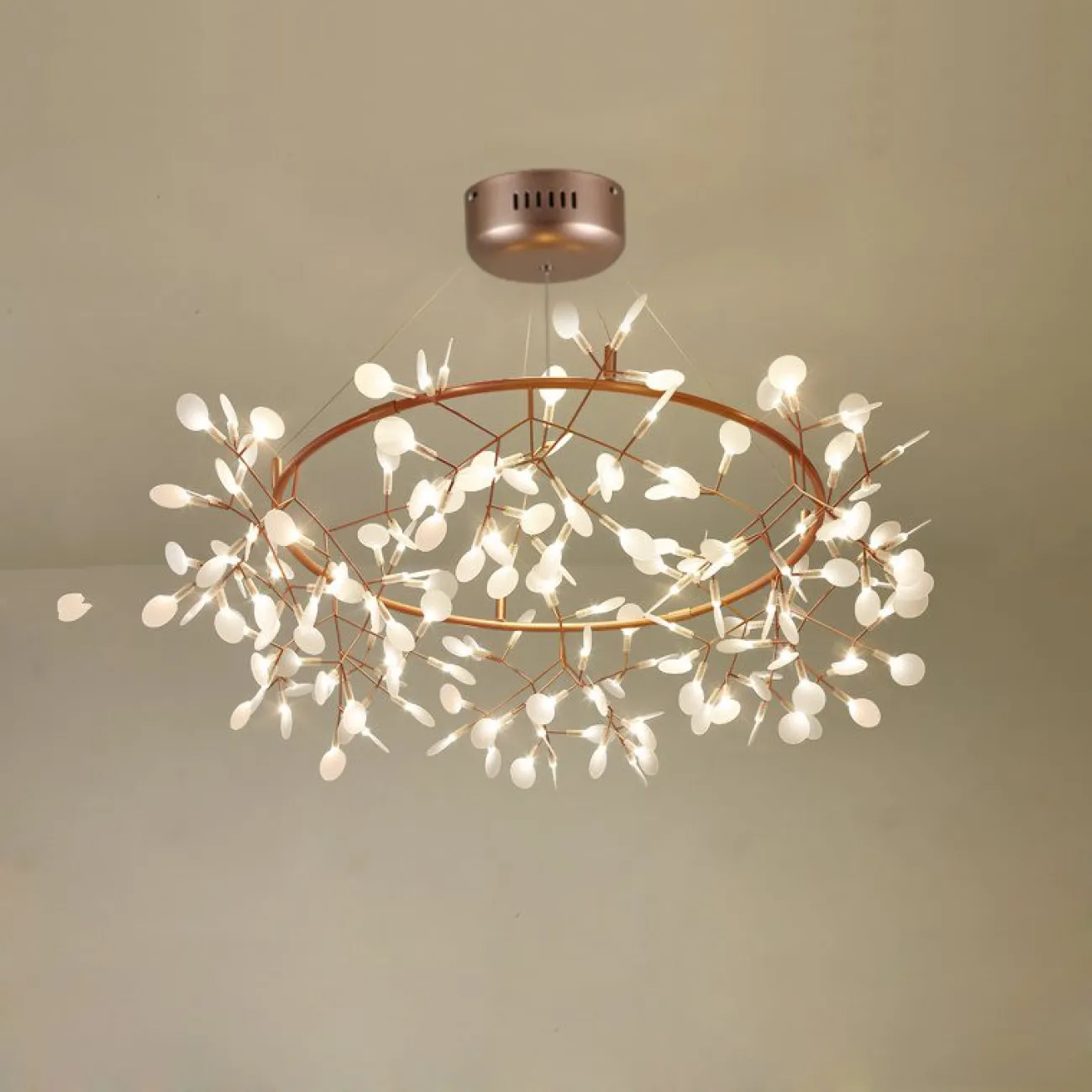 Светодиодная люстра на кольцевом каркасе LEAVES R