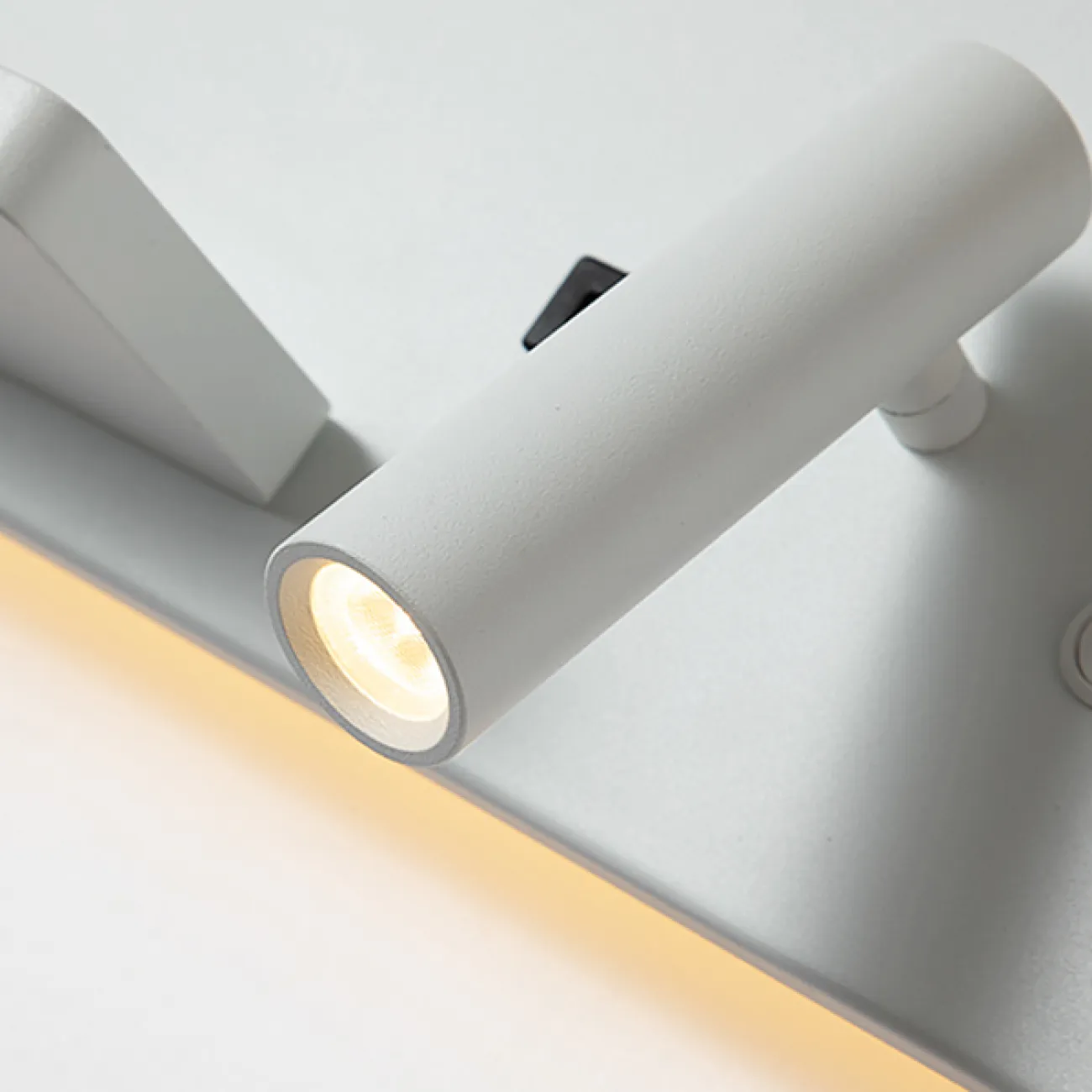 Настенный светодиодный светильник с цилиндрическим плафоном на прямоугольном основании с контурной подсветкой GENIUS Right Black