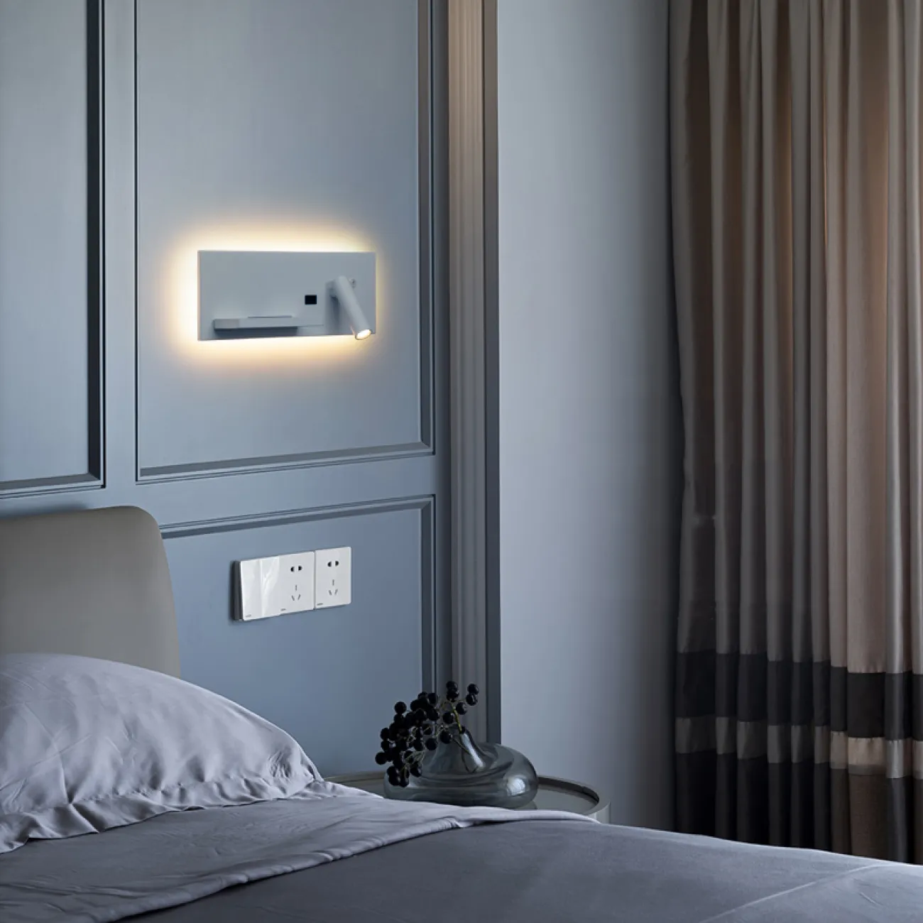 Настенный светодиодный светильник с цилиндрическим плафоном на прямоугольном основании с контурной подсветкой GENIUS Right Black