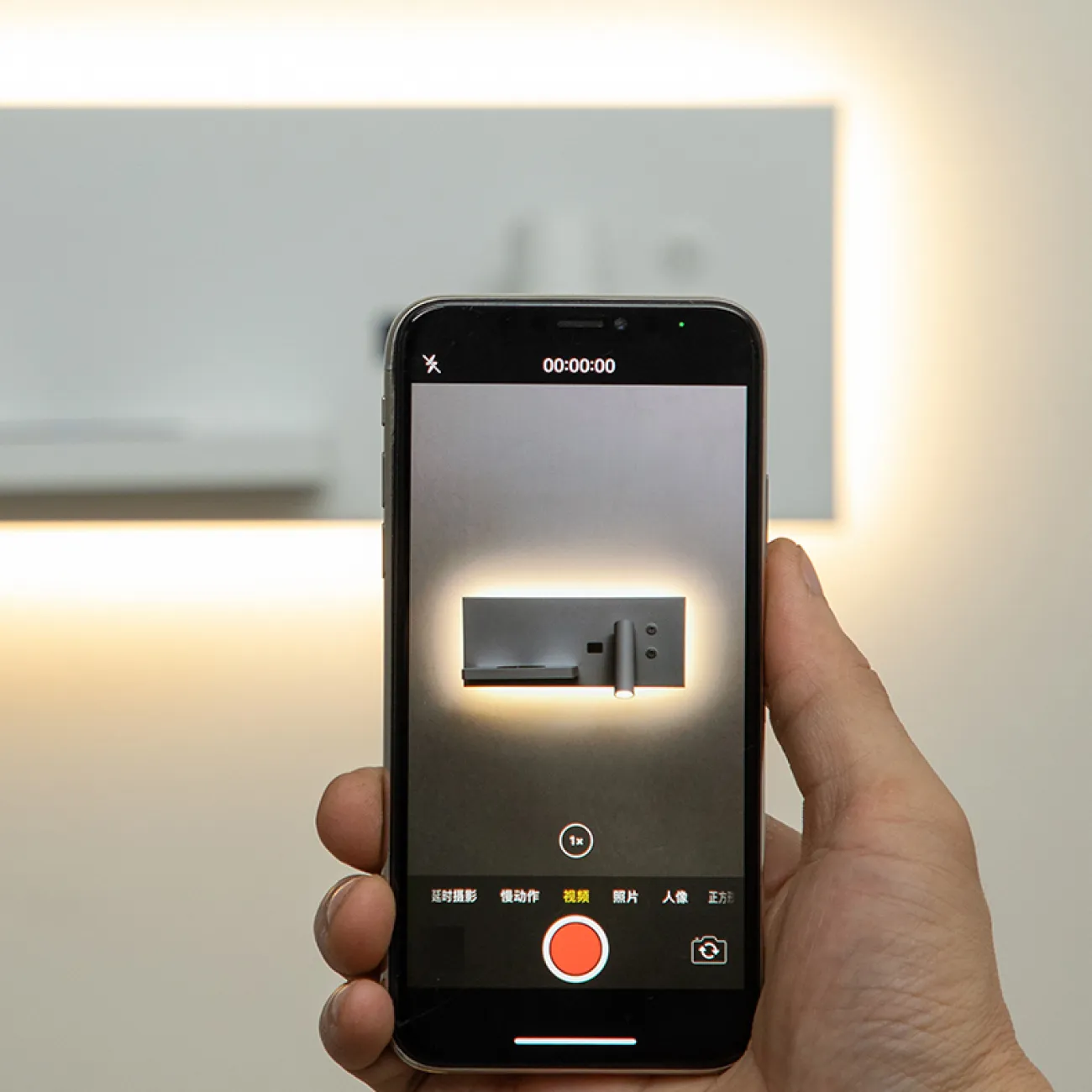 Настенный светодиодный светильник с цилиндрическим плафоном на прямоугольном основании с контурной подсветкой GENIUS Right Black