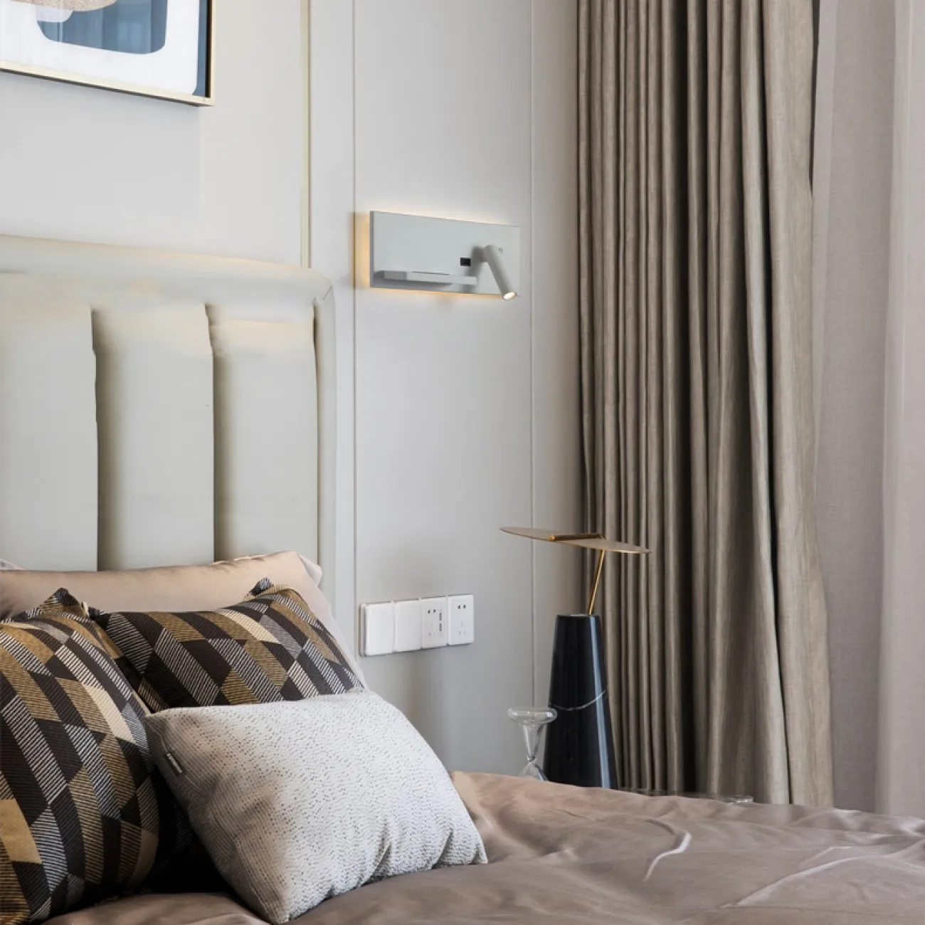 Настенный светодиодный светильник с цилиндрическим плафоном на прямоугольном основании с контурной подсветкой GENIUS Right Black