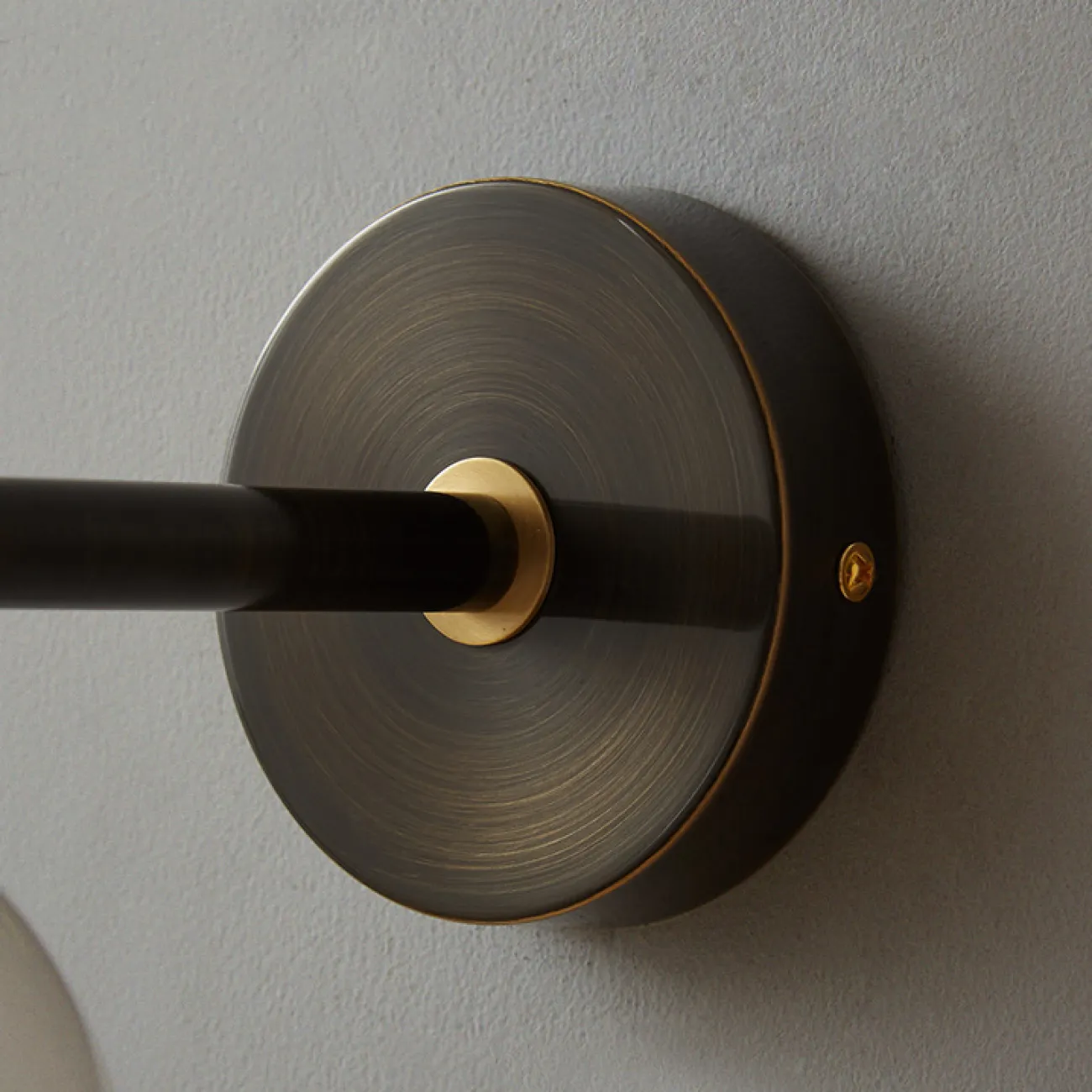 Серия настенных светильников с белым матовым плафоном шарообразной формы на черном кронштейне с латунной отделкой LOIS L2