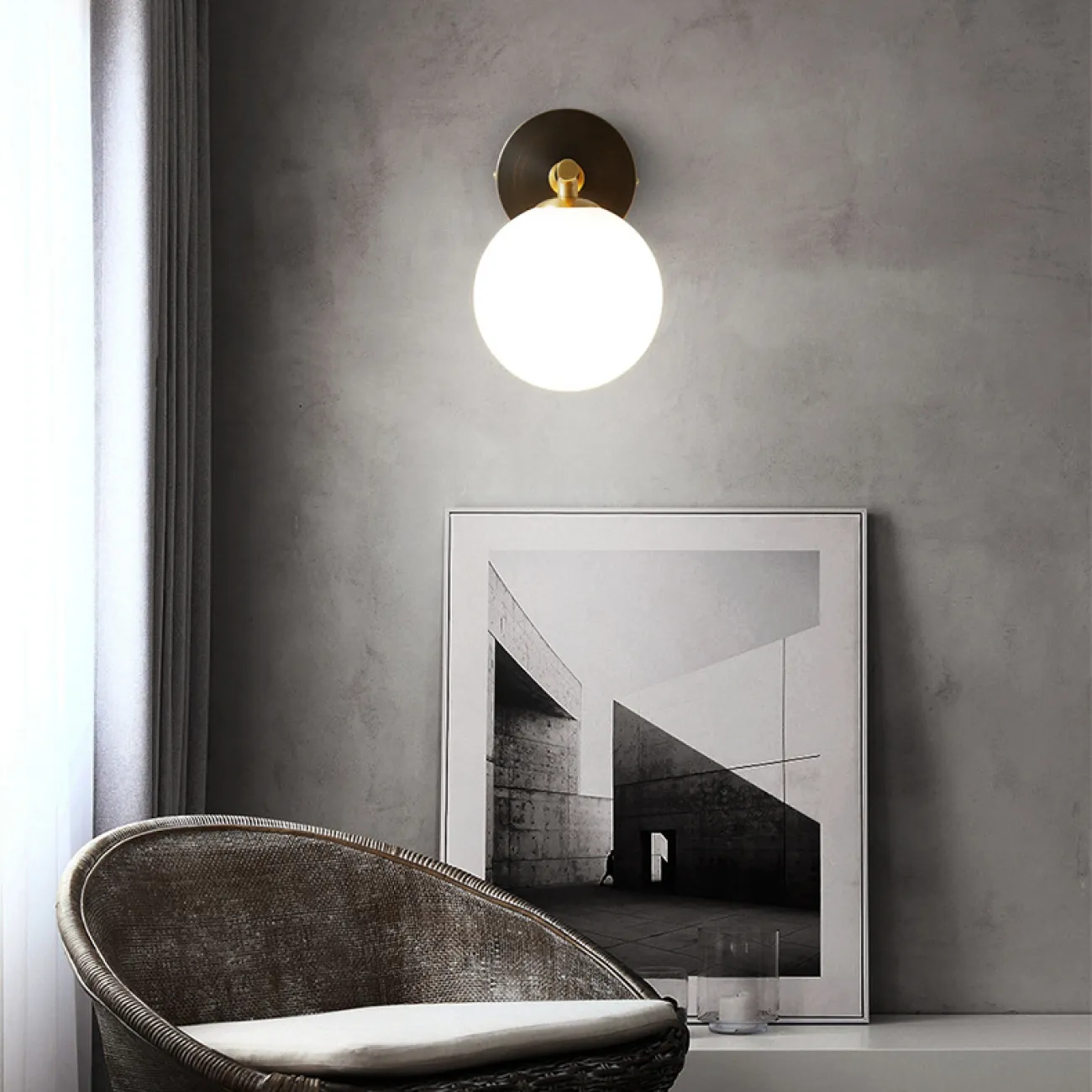 Серия настенных светильников с белым матовым плафоном шарообразной формы на черном кронштейне с латунной отделкой LOIS L2