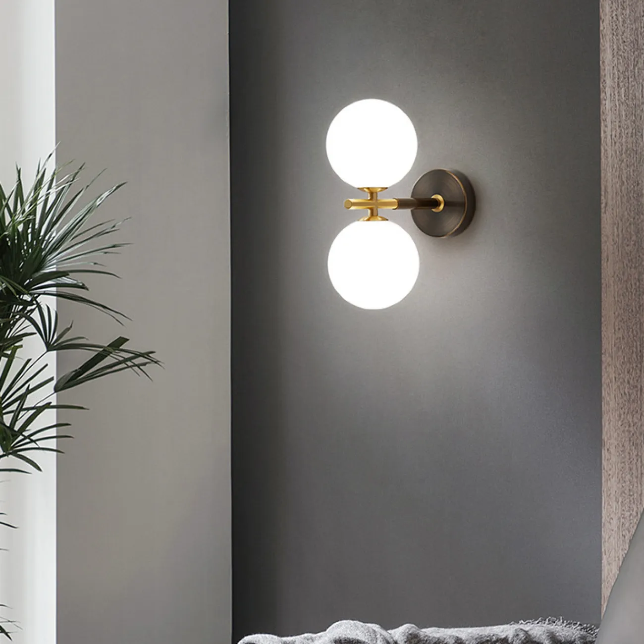 Серия настенных светильников с белым матовым плафоном шарообразной формы на черном кронштейне с латунной отделкой LOIS L2