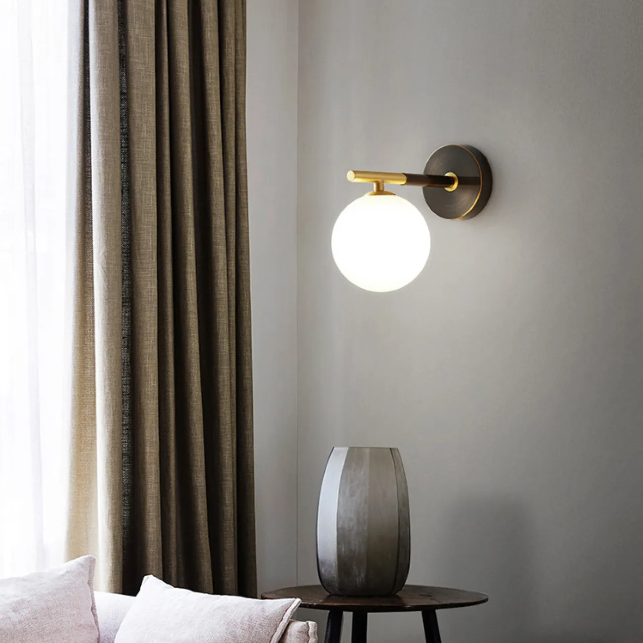 Серия настенных светильников с белым матовым плафоном шарообразной формы на черном кронштейне с латунной отделкой LOIS L2