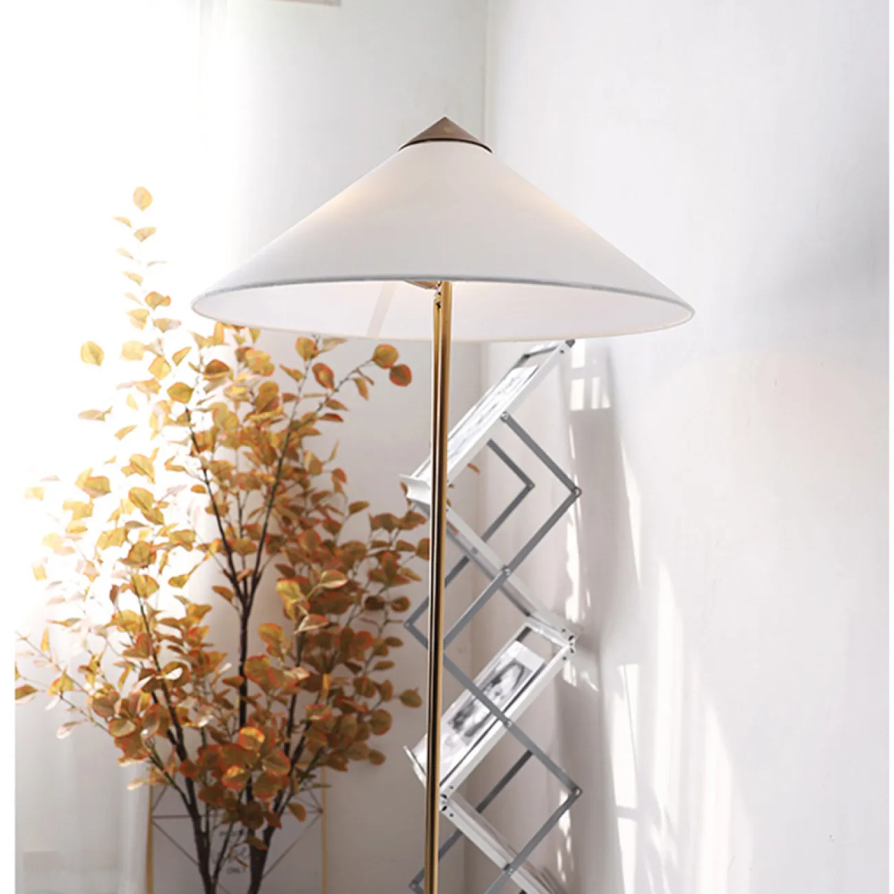 Серия дизайнерских торшеров с текстильным абажуром конической формы на двойной стойке с цилиндрическим основанием PERU Black Серия дизайнерских торшеров с текстильным абажуром конической формы на двойной стойке с цилиндрическим основанием PERU Black