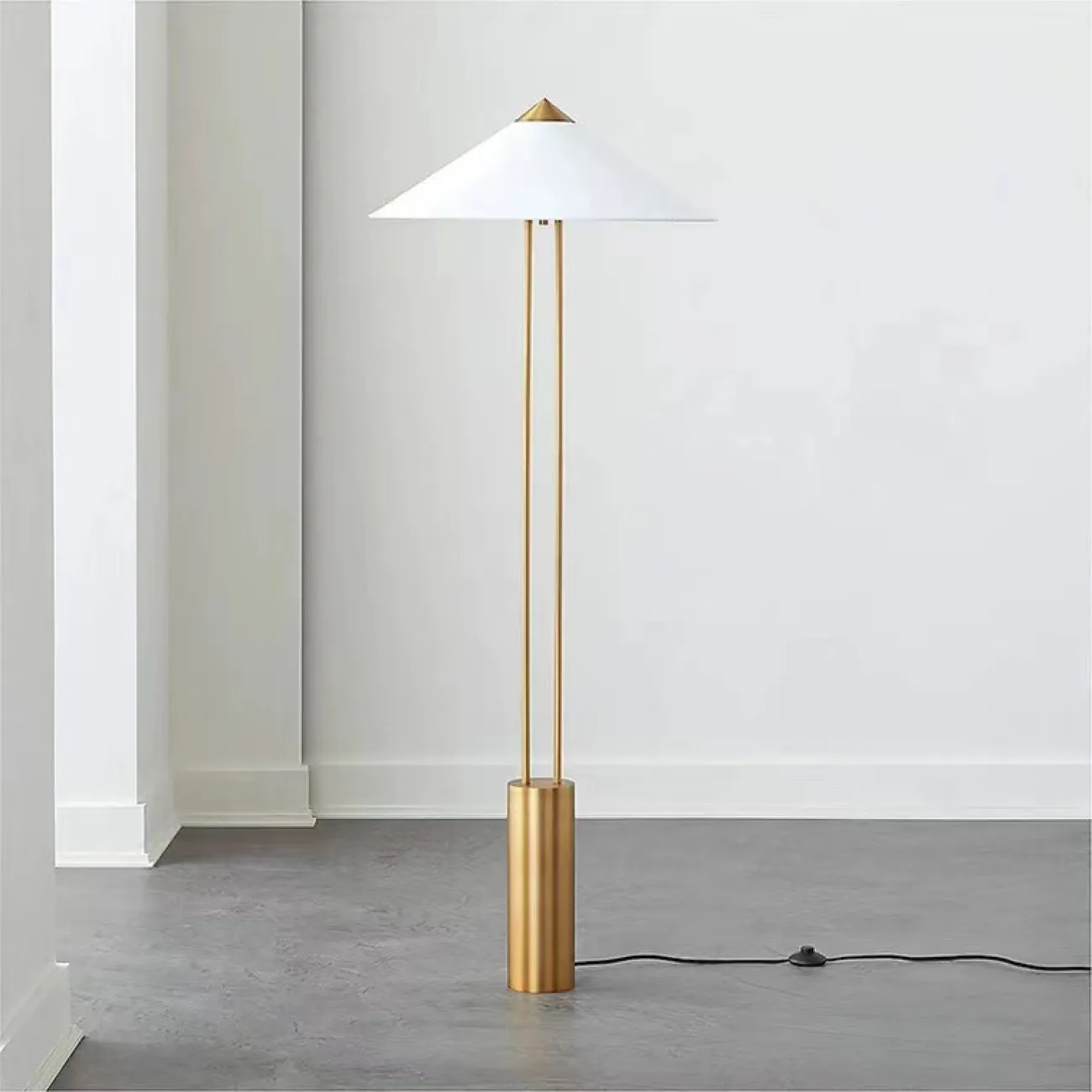 Серия дизайнерских торшеров с текстильным абажуром конической формы на двойной стойке с цилиндрическим основанием PERU Black Серия дизайнерских торшеров с текстильным абажуром конической формы на двойной стойке с цилиндрическим основанием PERU Black