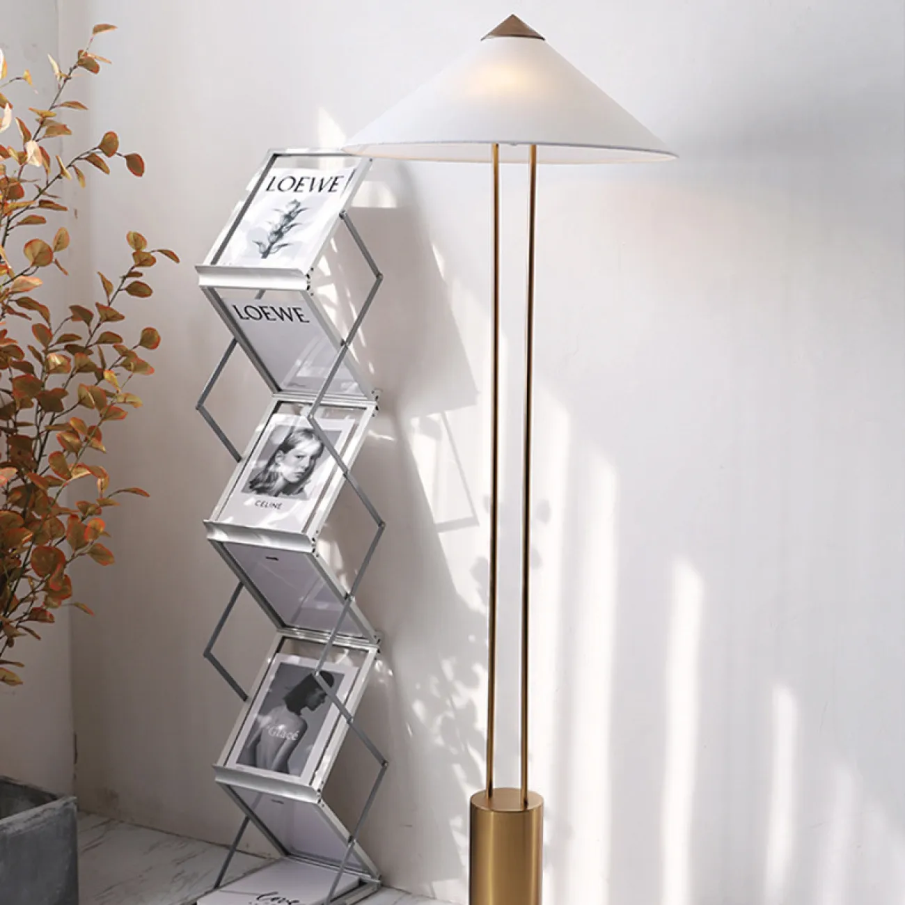 Серия дизайнерских торшеров с текстильным абажуром конической формы на двойной стойке с цилиндрическим основанием PERU Black Серия дизайнерских торшеров с текстильным абажуром конической формы на двойной стойке с цилиндрическим основанием PERU Black