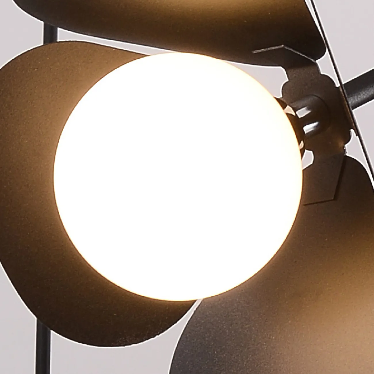 Готовая комбинация подвесных светильников с шарообразными стеклянными плафонами с рассеивателями в виде лепестков JANITA BW COMBO Black Диск