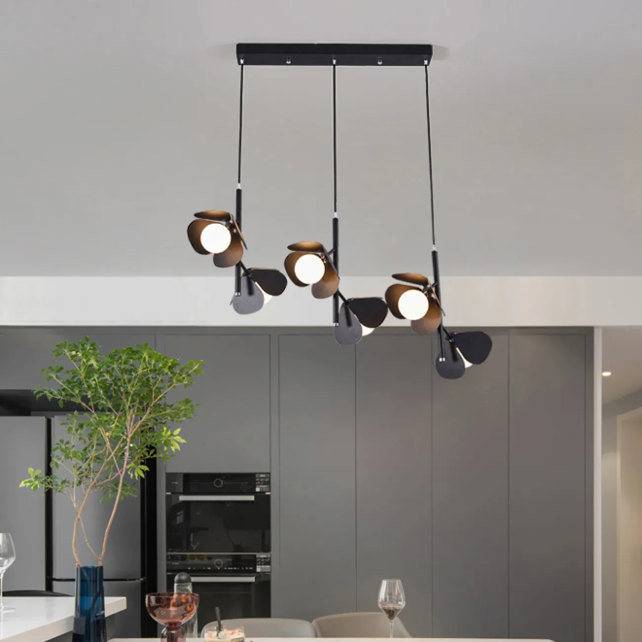 Готовая комбинация подвесных светильников с шарообразными стеклянными плафонами с рассеивателями в виде лепестков JANITA BW COMBO Black Диск