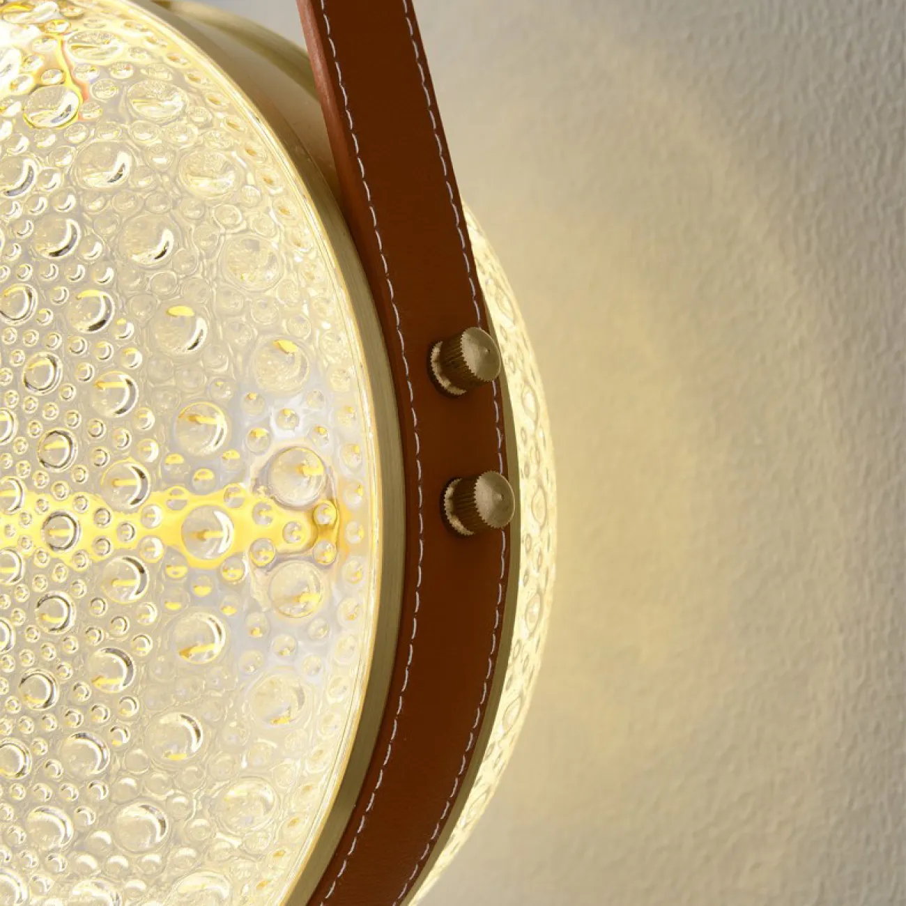 Настенный светодиодный светильник с рельефным стеклянным плафоном в форме линзы на кожаном ремешке AGLA WALL