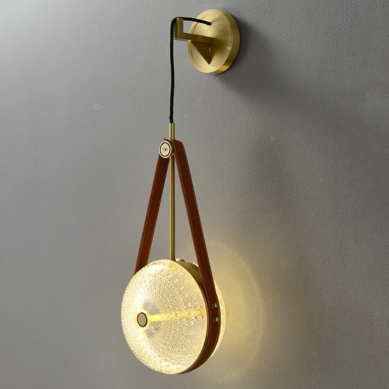 Настенный светодиодный светильник с рельефным стеклянным плафоном в форме линзы на кожаном ремешке AGLA WALL