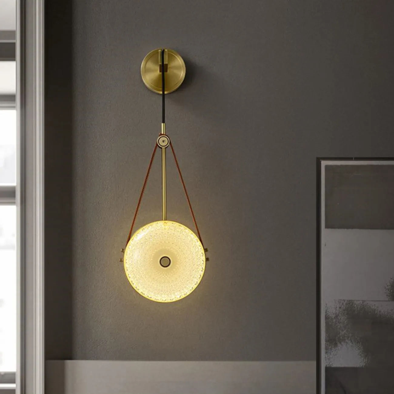 Настенный светодиодный светильник с рельефным стеклянным плафоном в форме линзы на кожаном ремешке AGLA WALL